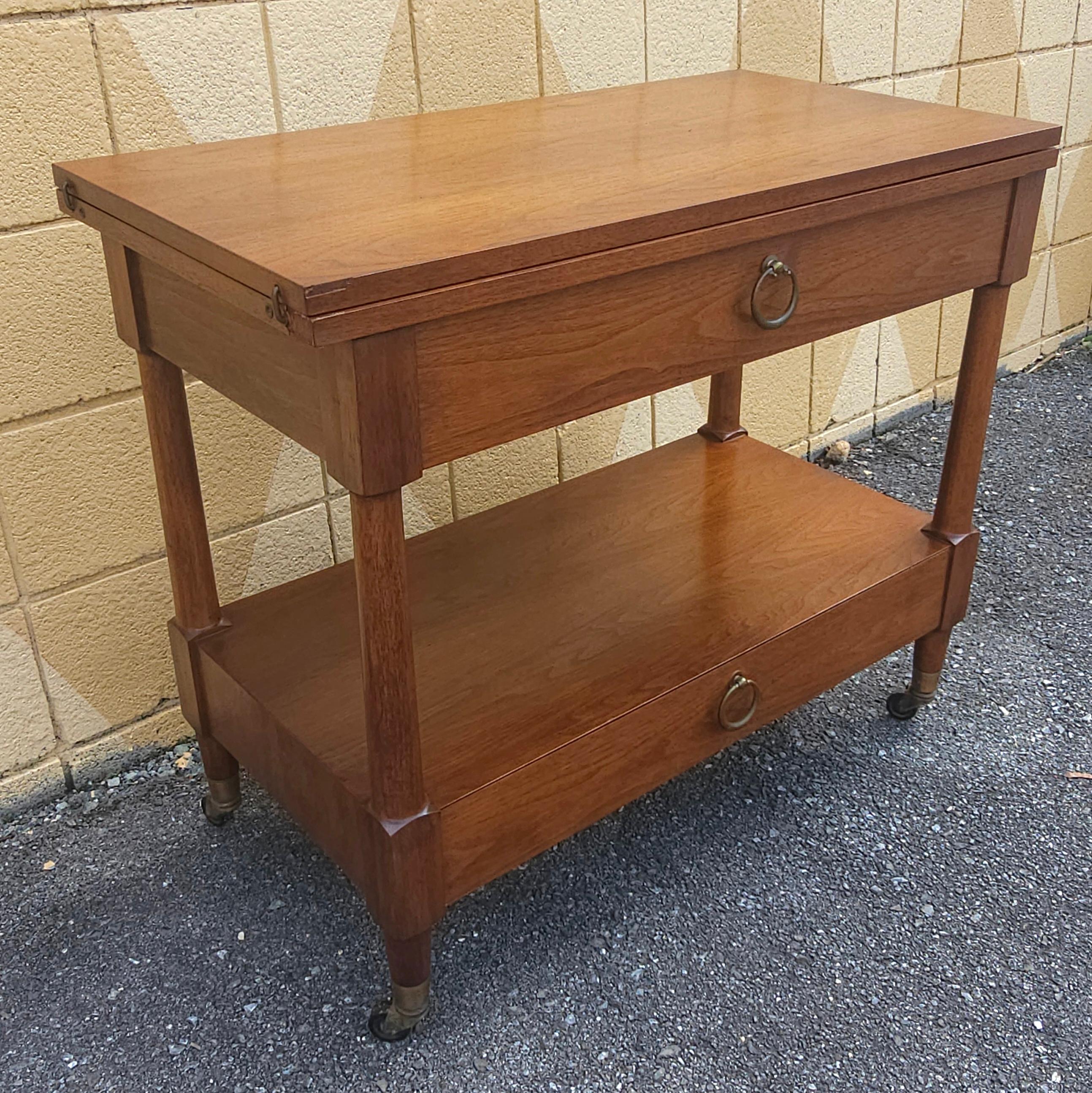 Mid-Century moderno Server Buffet a Rolle spendibile in noce Heritage-Henredon di metà secolo in vendita