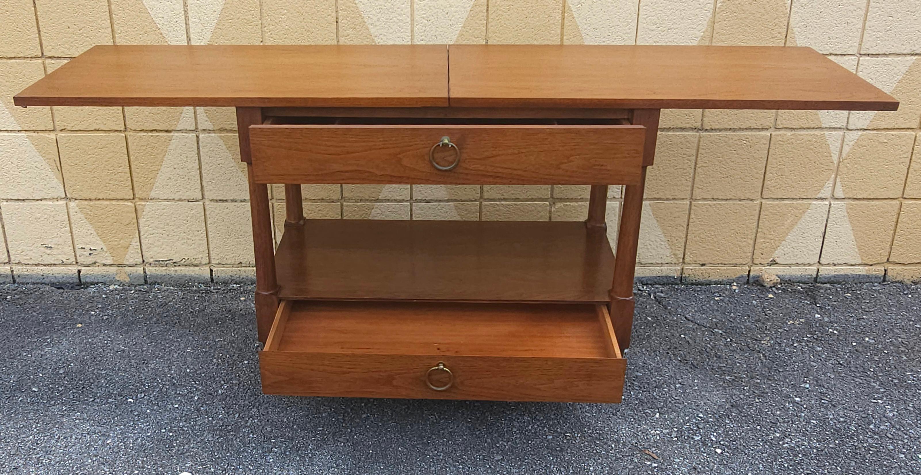 Altro Server Buffet a Rolle spendibile in noce Heritage-Henredon di metà secolo in vendita