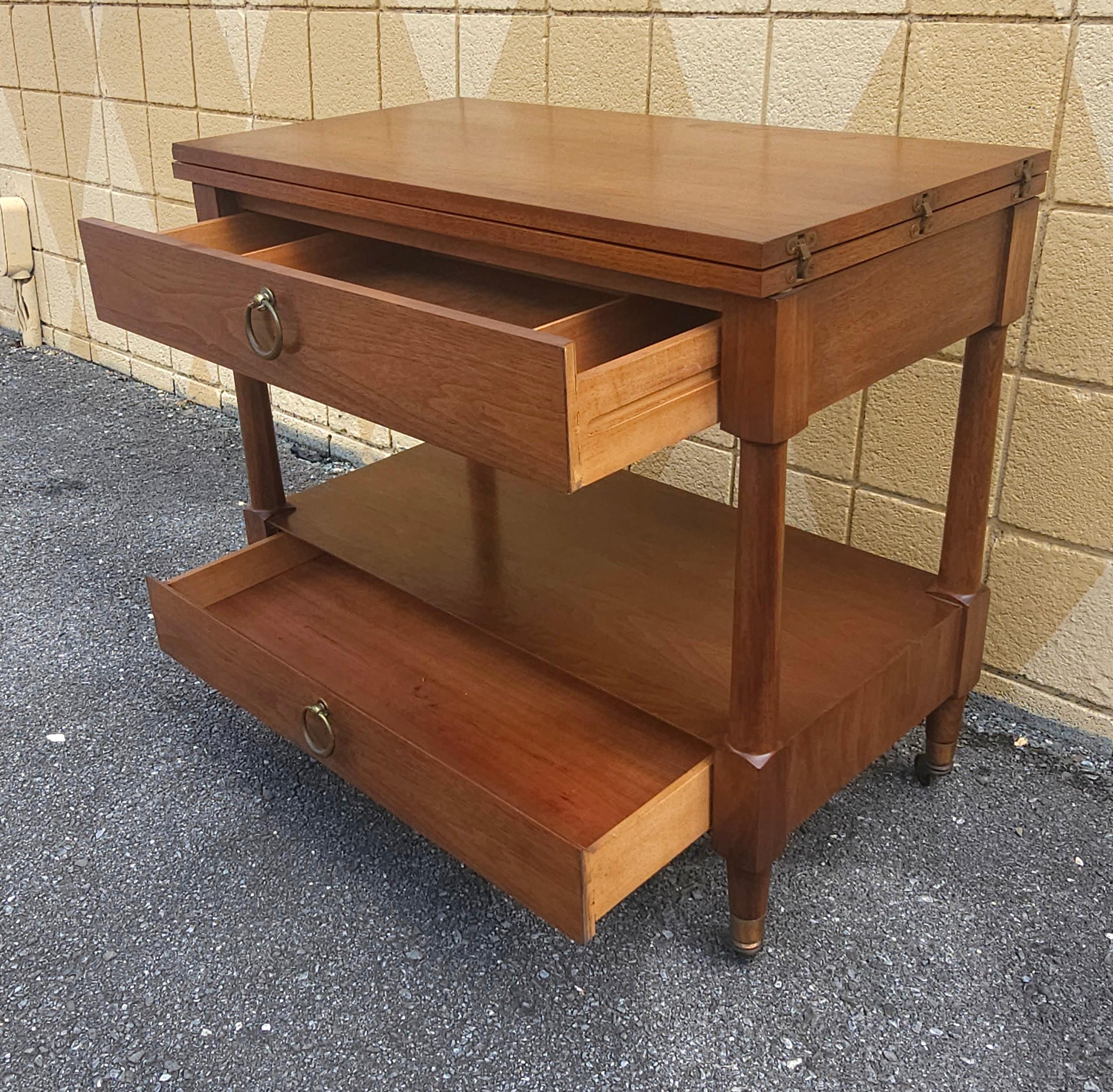 Noce Server Buffet a Rolle spendibile in noce Heritage-Henredon di metà secolo in vendita