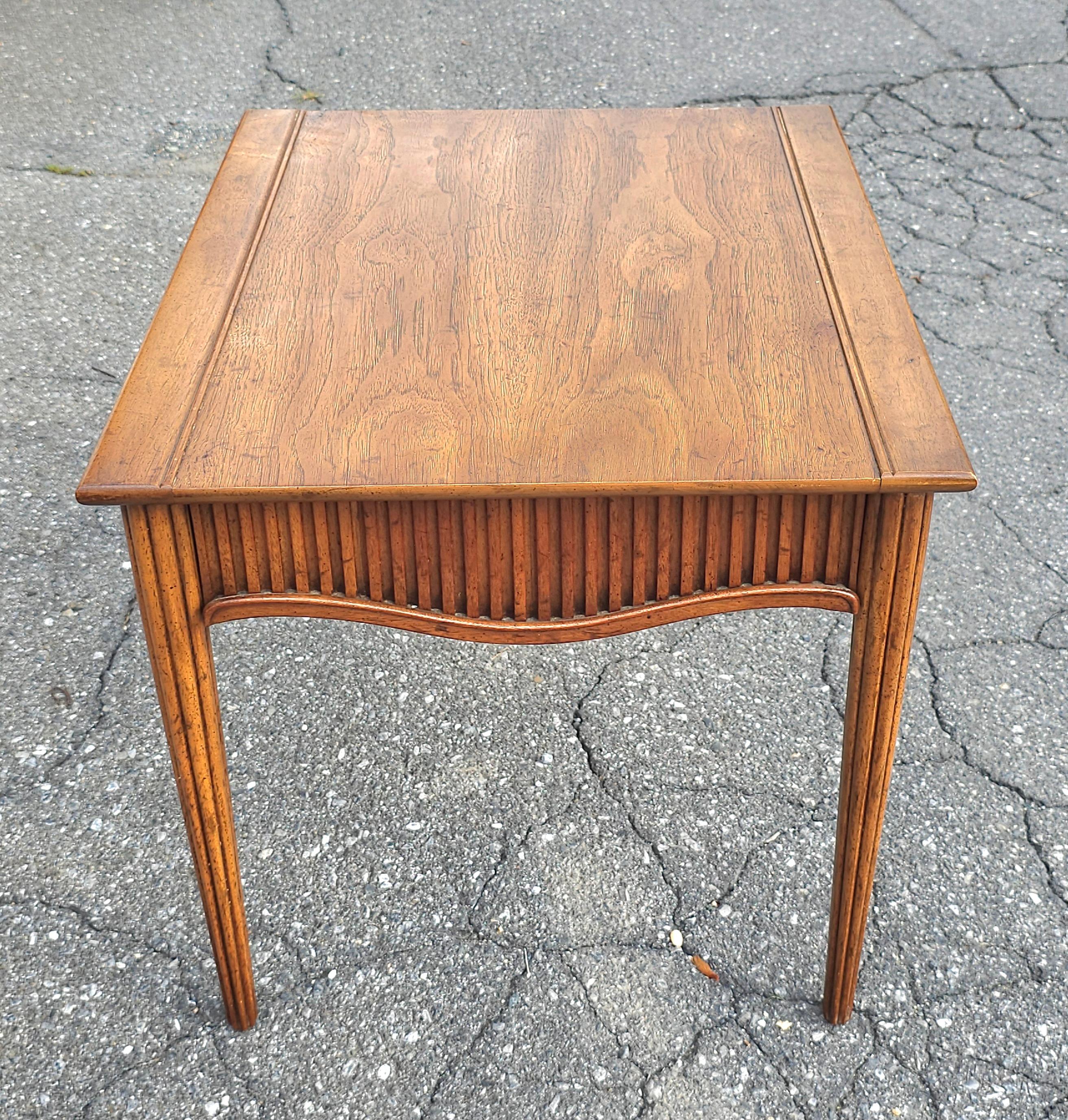 Mid Century modern Heritage Nussbaum Beistelltisch mit einer Schublade. Eleganter, von unten eingebauter Schubladengriff. Maße: 22
