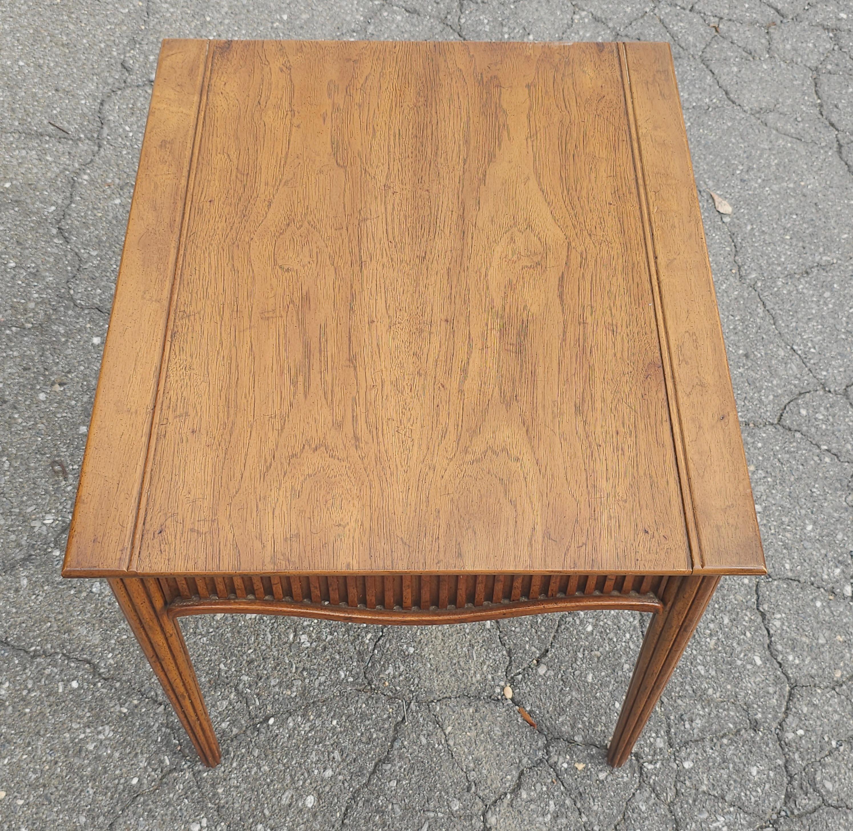 Mid-Century Heritage Beistelltisch aus Nussbaumholz mit einer Schublade (Moderne der Mitte des Jahrhunderts) im Angebot