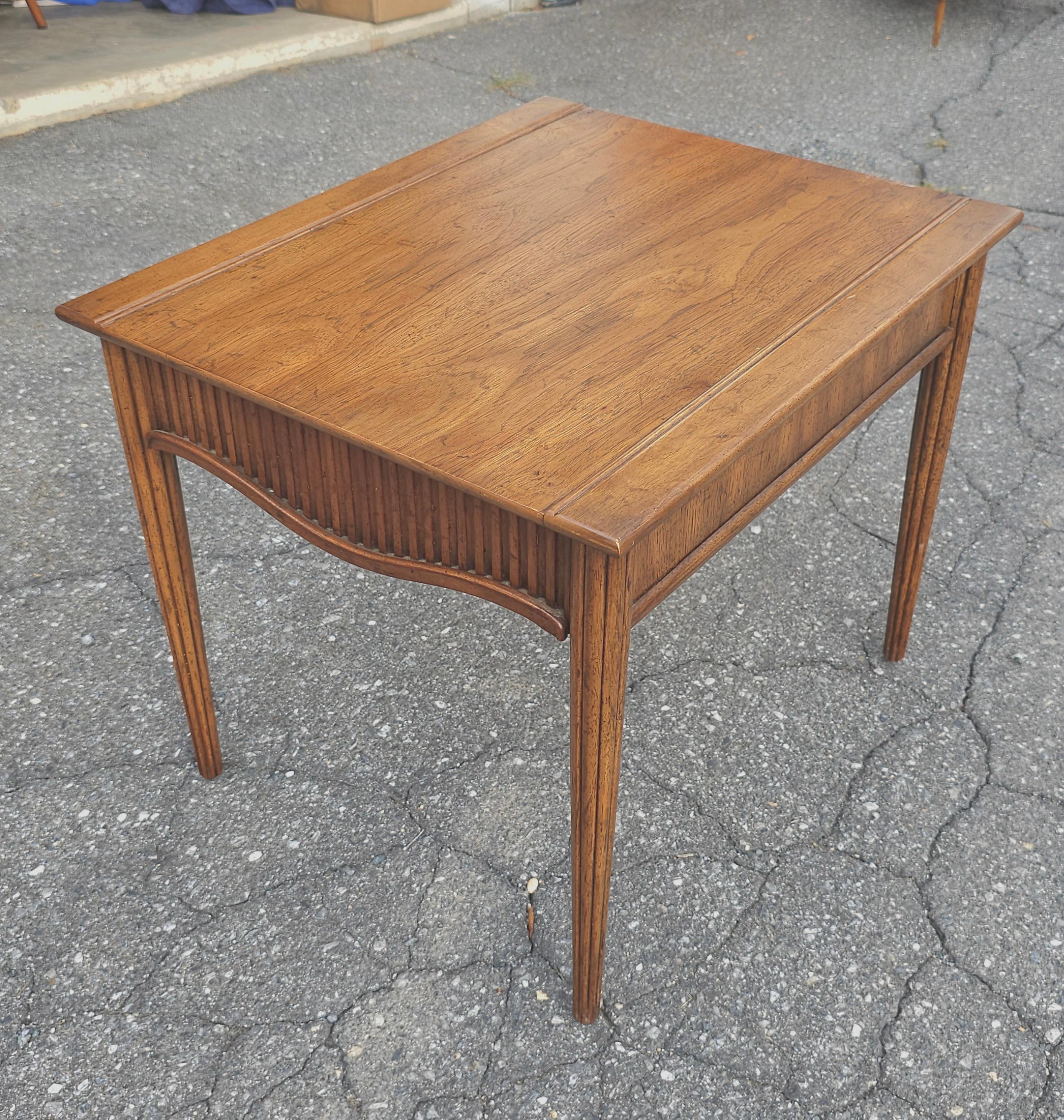 Mid-Century Heritage Beistelltisch aus Nussbaumholz mit einer Schublade (amerikanisch) im Angebot