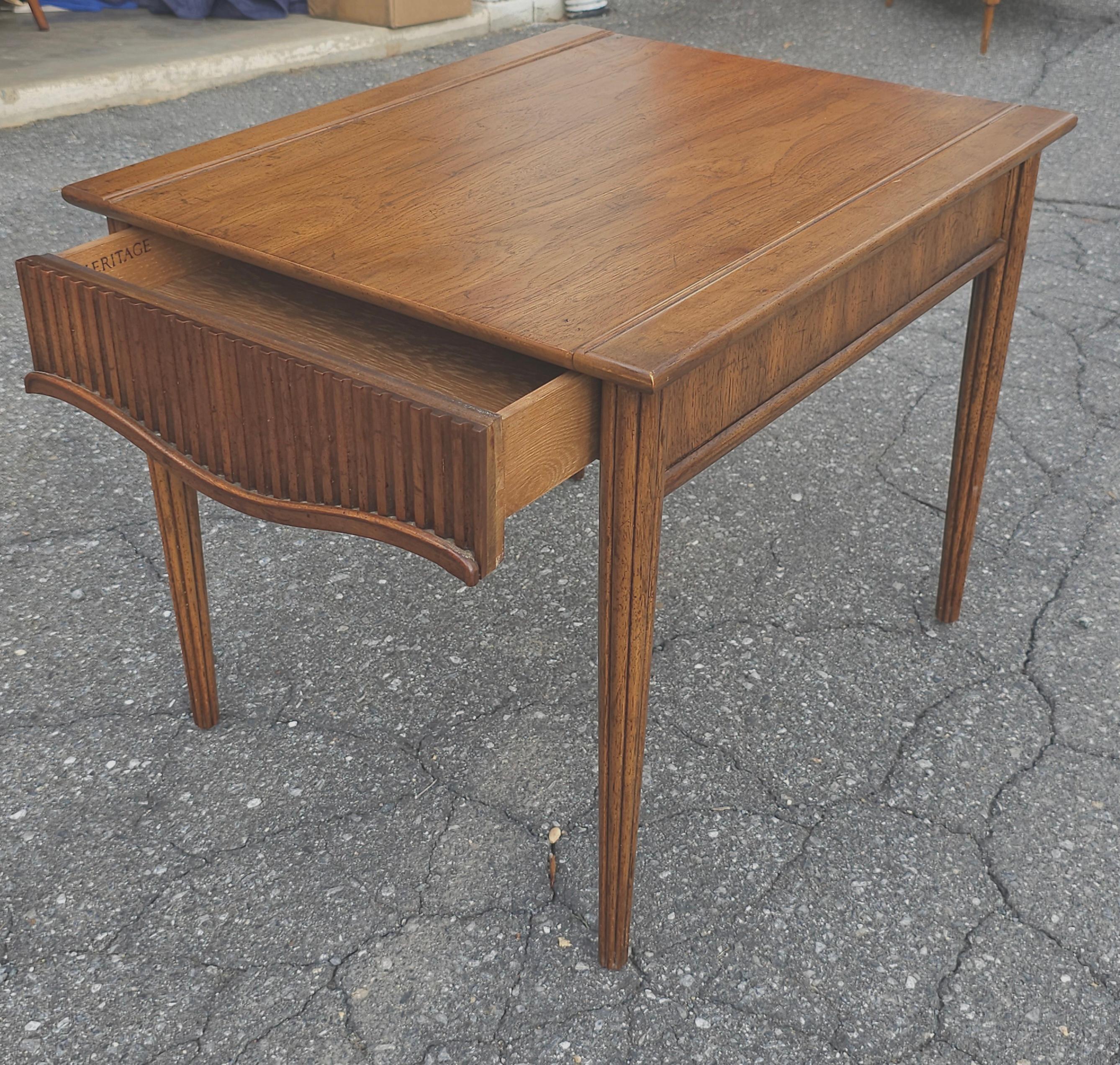 Mid-Century Heritage Beistelltisch aus Nussbaumholz mit einer Schublade (Sonstiges) im Angebot