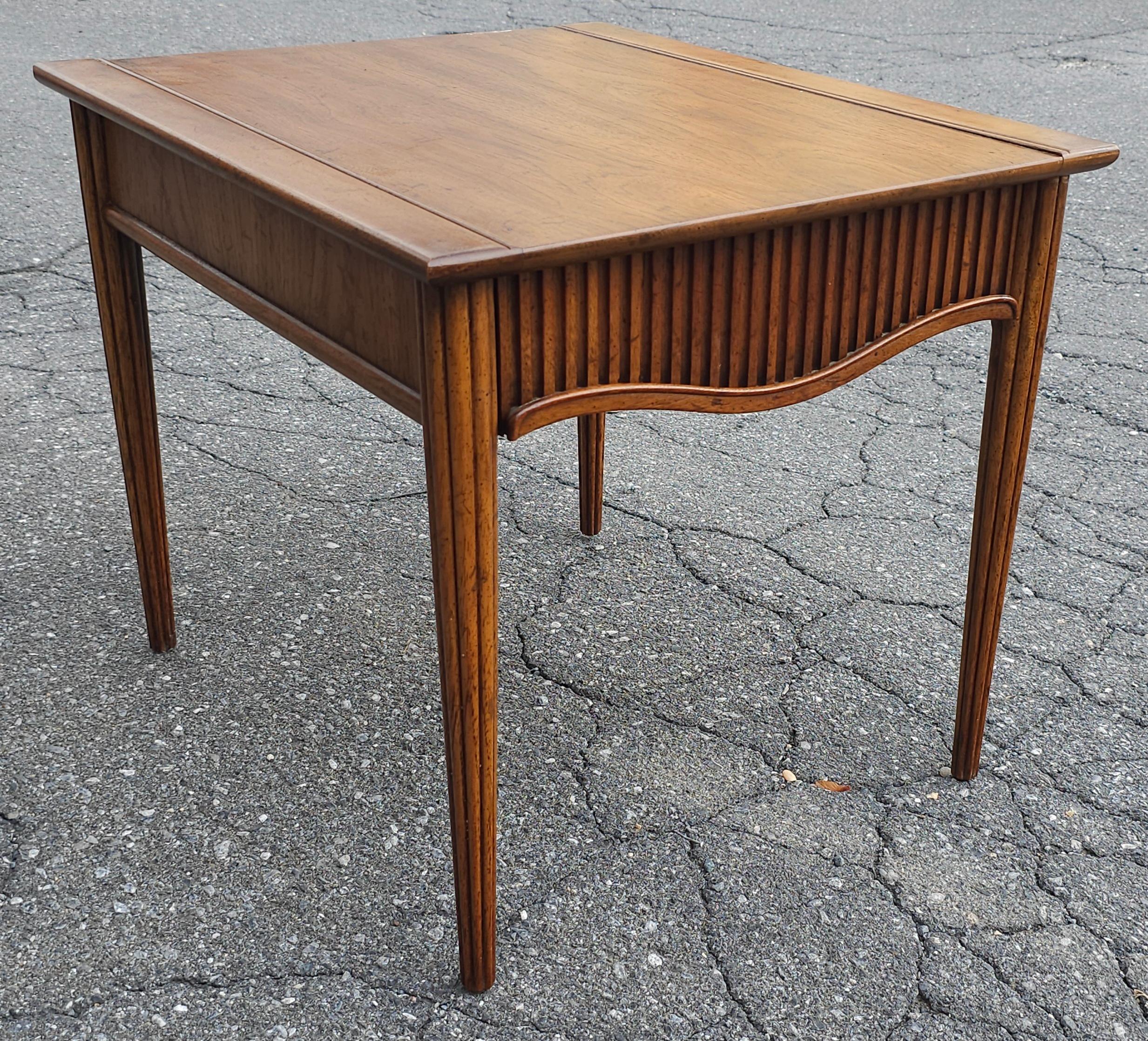 Mid-Century Heritage Beistelltisch aus Nussbaumholz mit einer Schublade im Zustand „Gut“ im Angebot in Germantown, MD