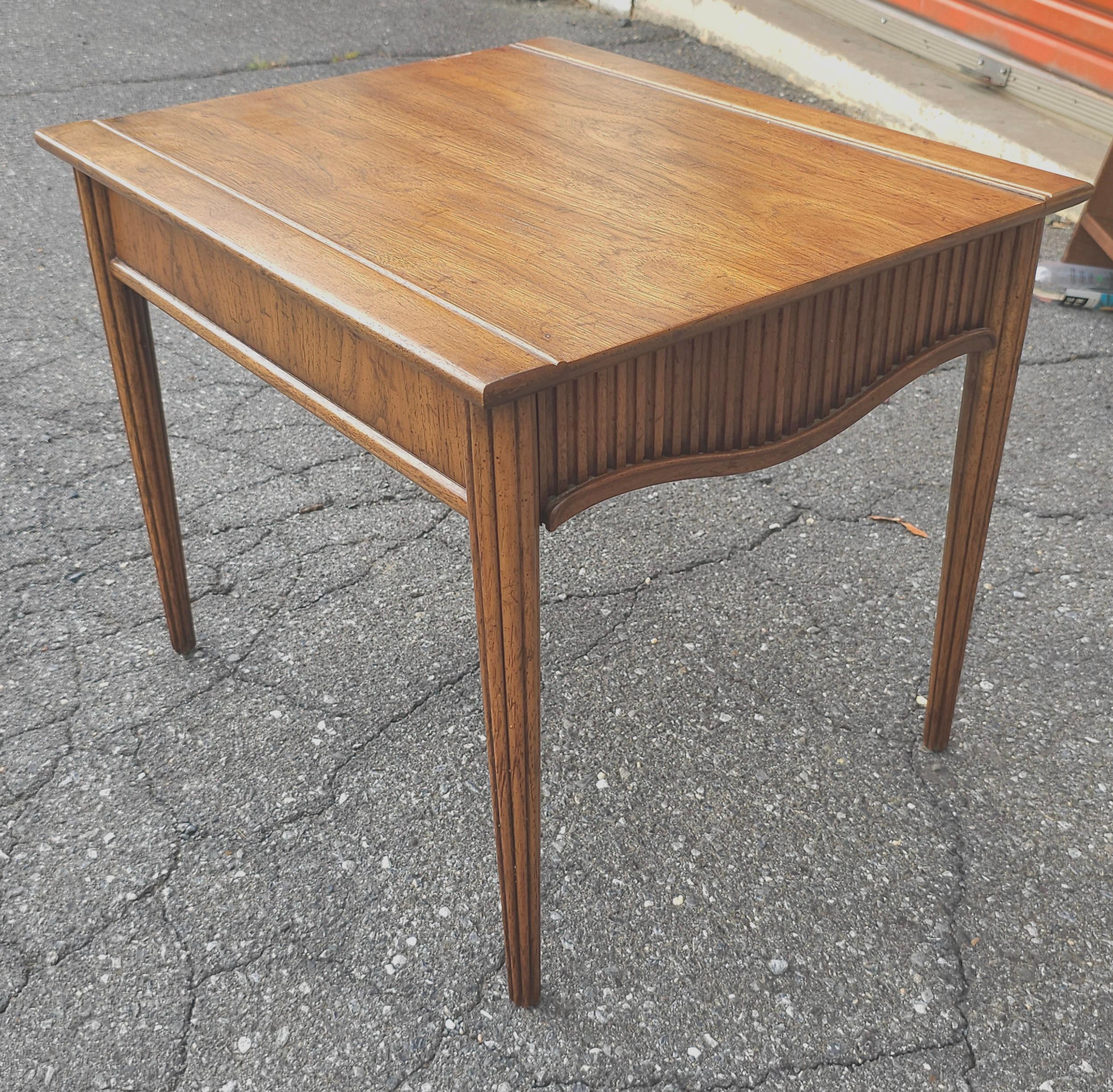 Mid-Century Heritage Beistelltisch aus Nussbaumholz mit einer Schublade (20. Jahrhundert) im Angebot