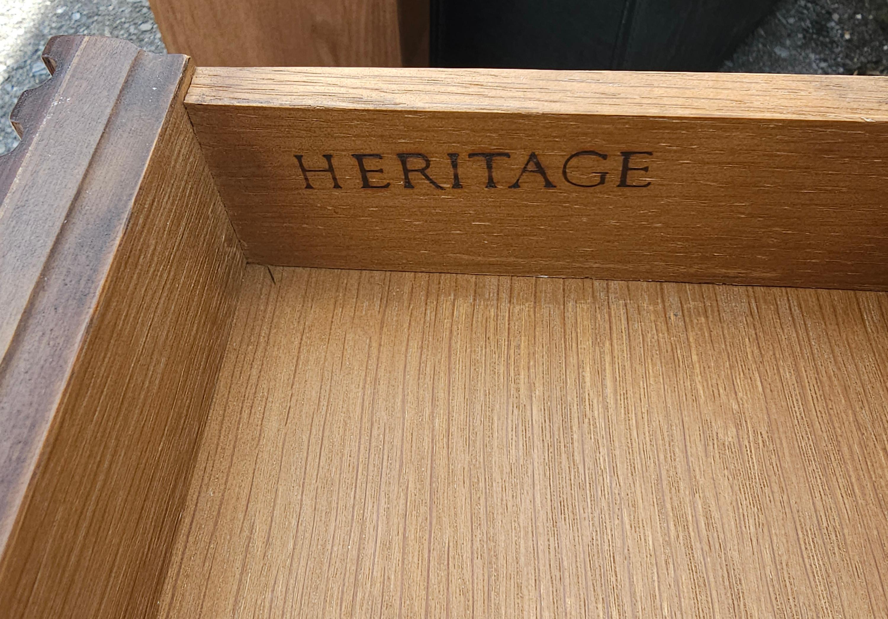 Mid-Century Heritage Beistelltisch aus Nussbaumholz mit einer Schublade (Walnuss) im Angebot