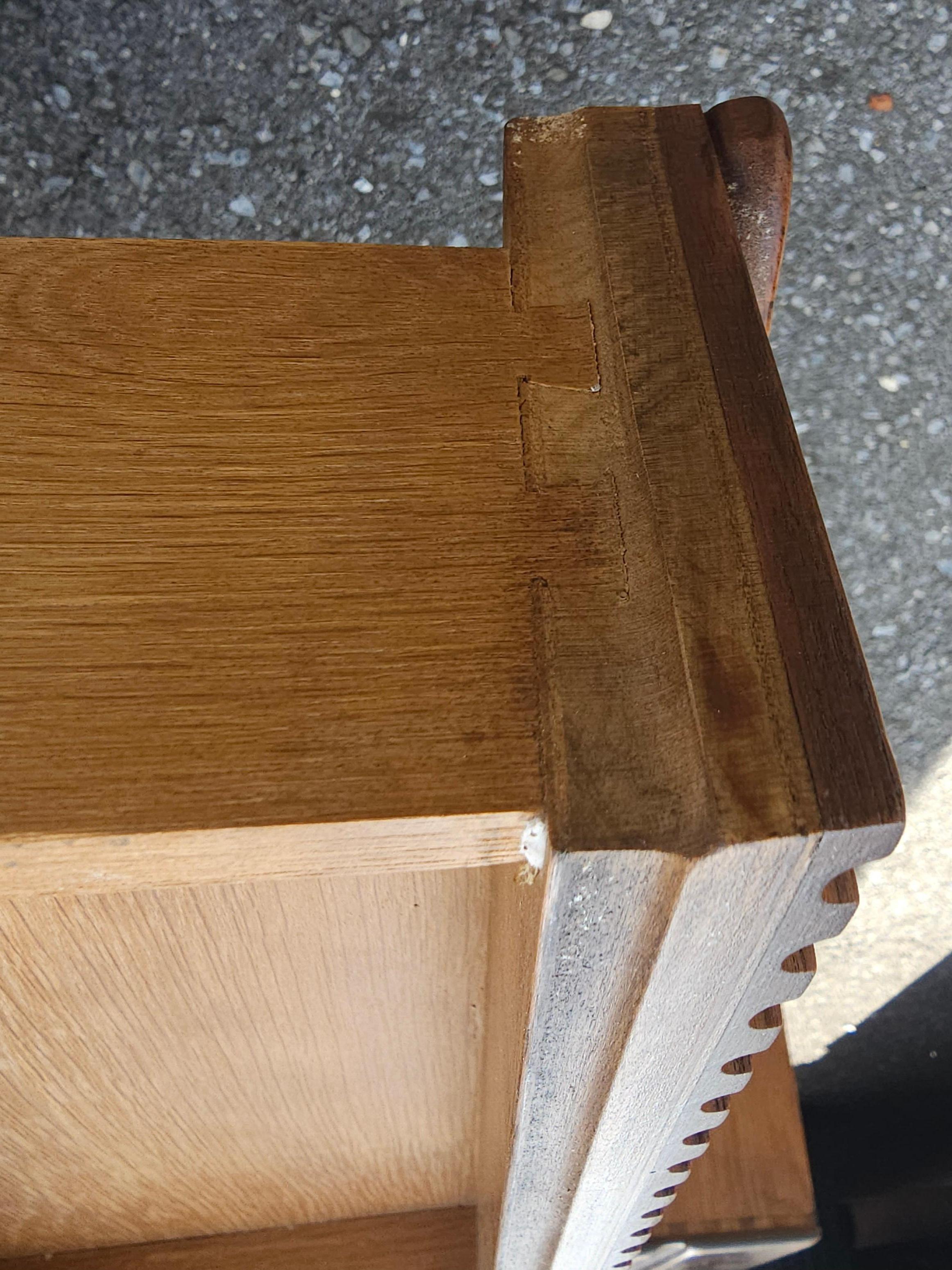 Mid-Century Heritage Beistelltisch aus Nussbaumholz mit einer Schublade im Angebot 1