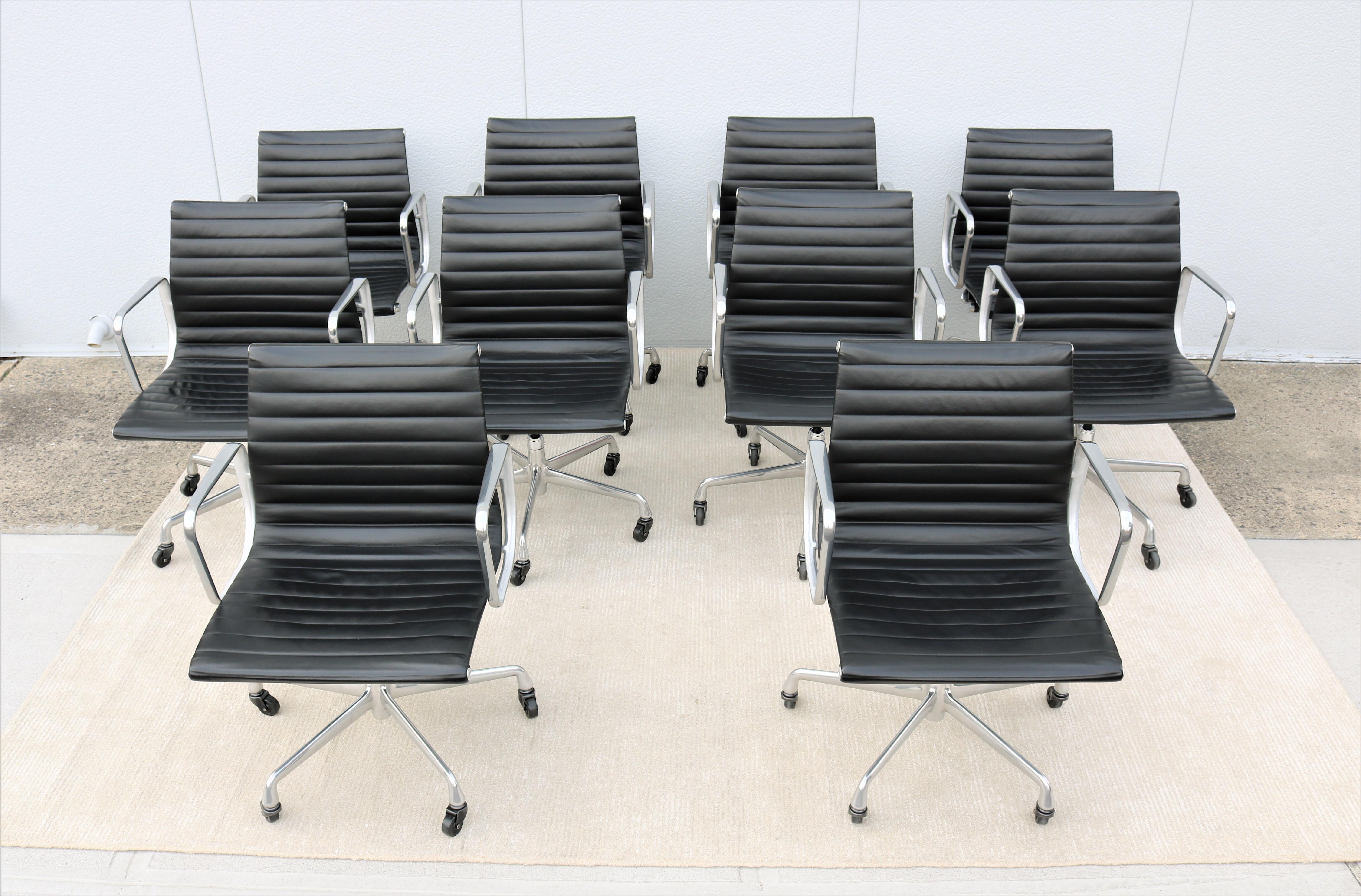 Herman Miller Eames Aluminium Group Management-Stuhl aus der Mitte des Jahrhunderts mit schwarzem Leder im Angebot 3