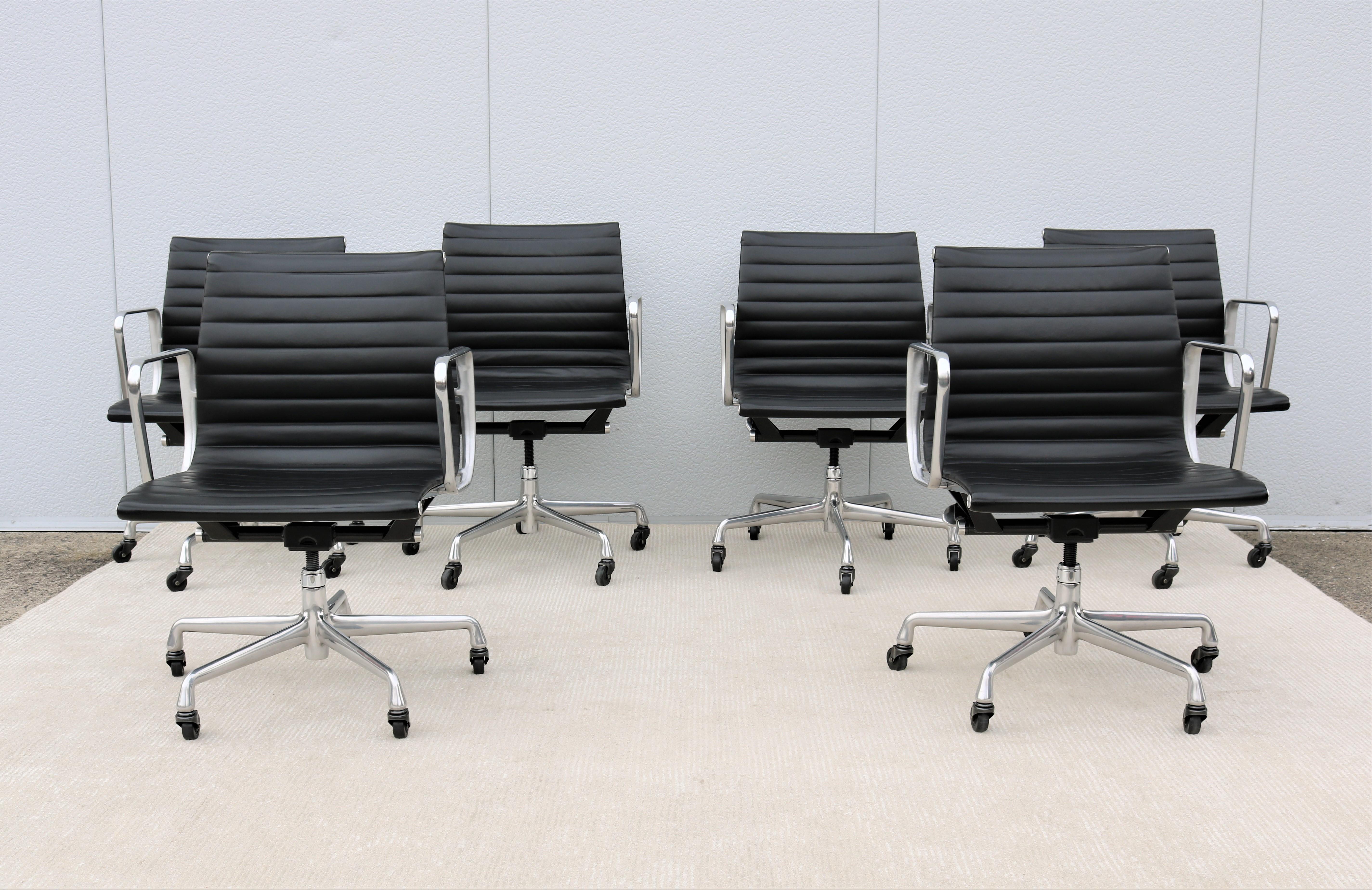 Herman Miller Eames Aluminium Group Management-Stuhl aus der Mitte des Jahrhunderts mit schwarzem Leder im Angebot 4