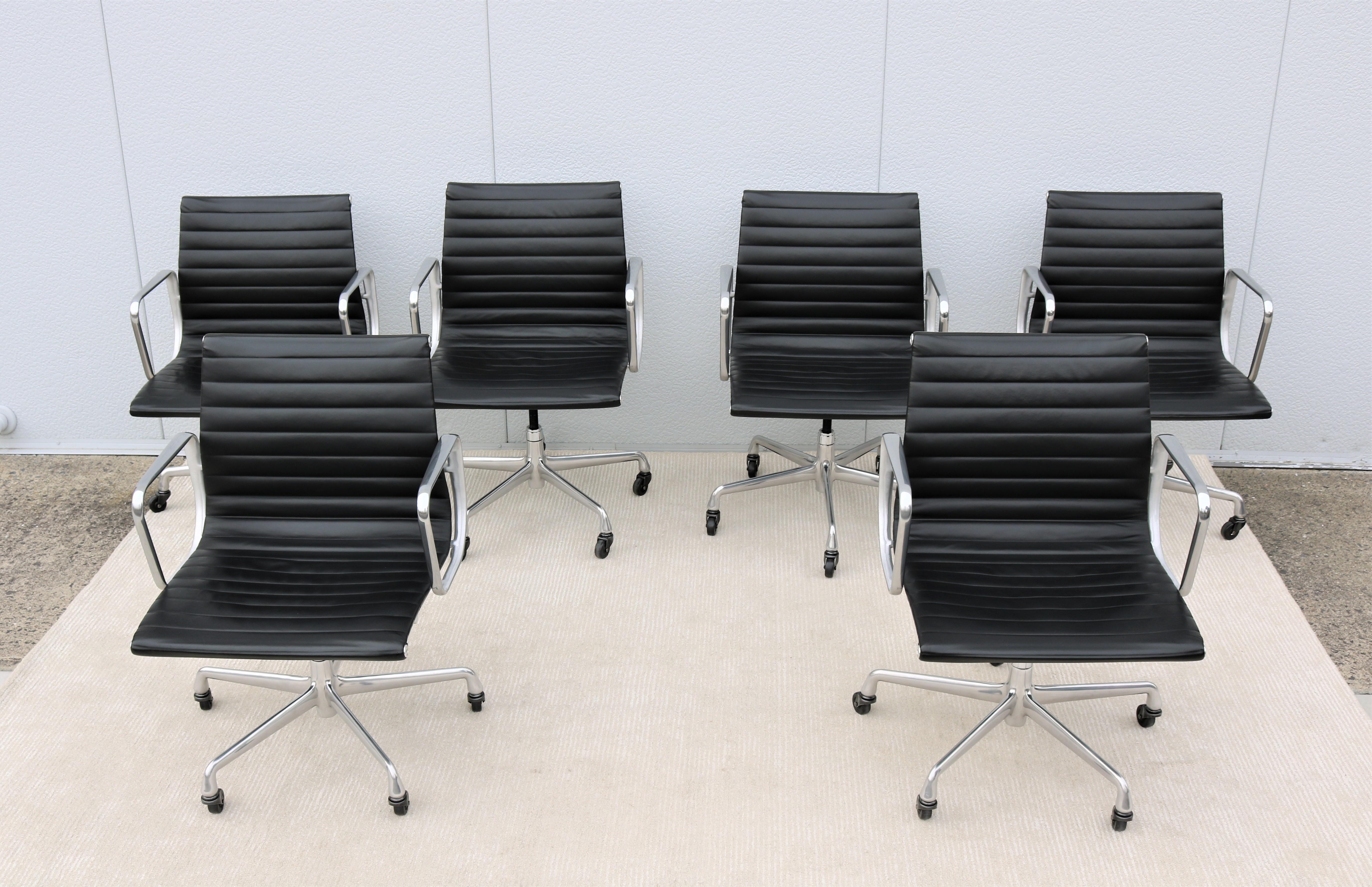 Herman Miller Eames Aluminium Group Management-Stuhl aus der Mitte des Jahrhunderts mit schwarzem Leder im Angebot 5