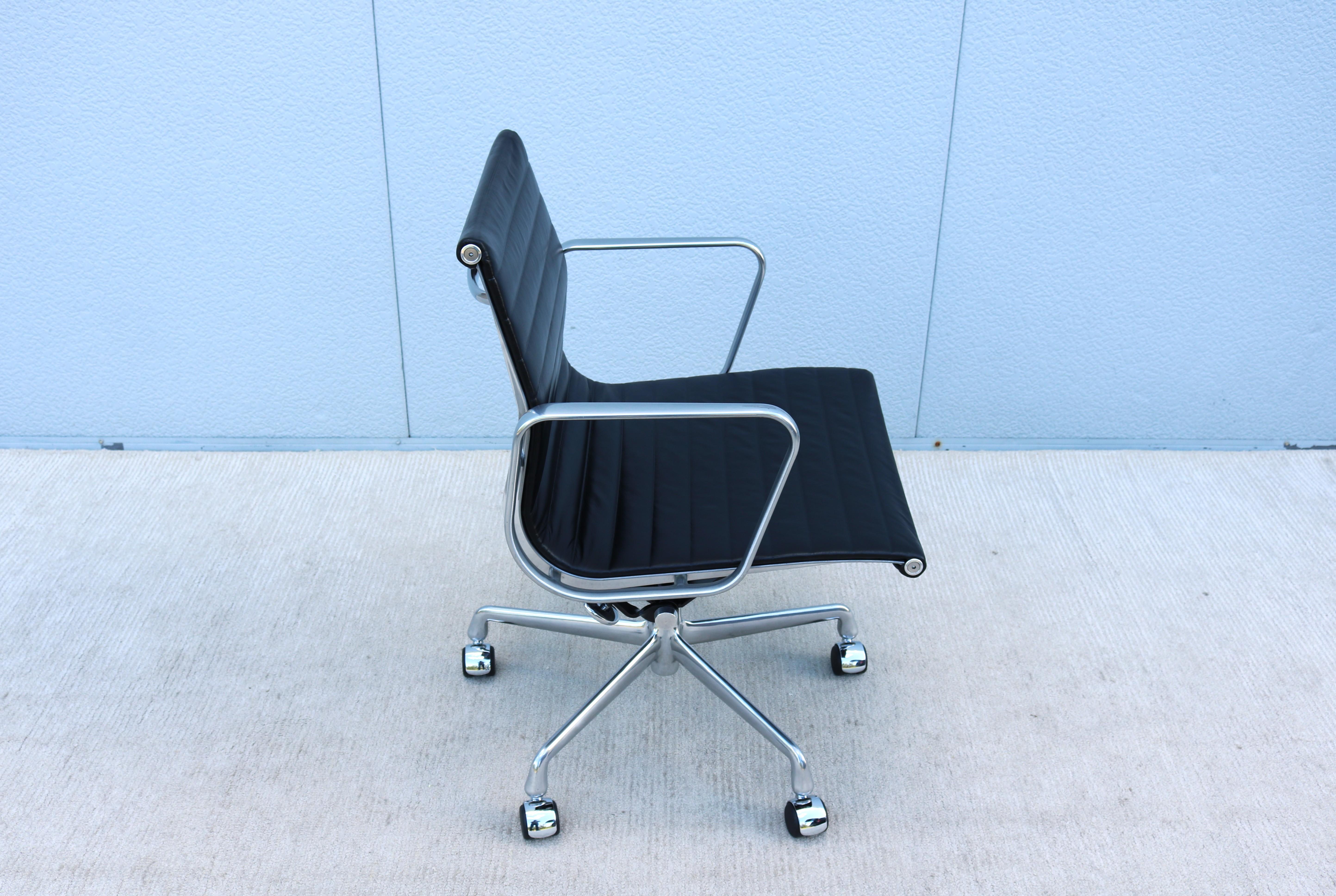 Silla de dirección de cuero negro del grupo de aluminio Eames de Herman Miller de mediados de siglo en venta 4