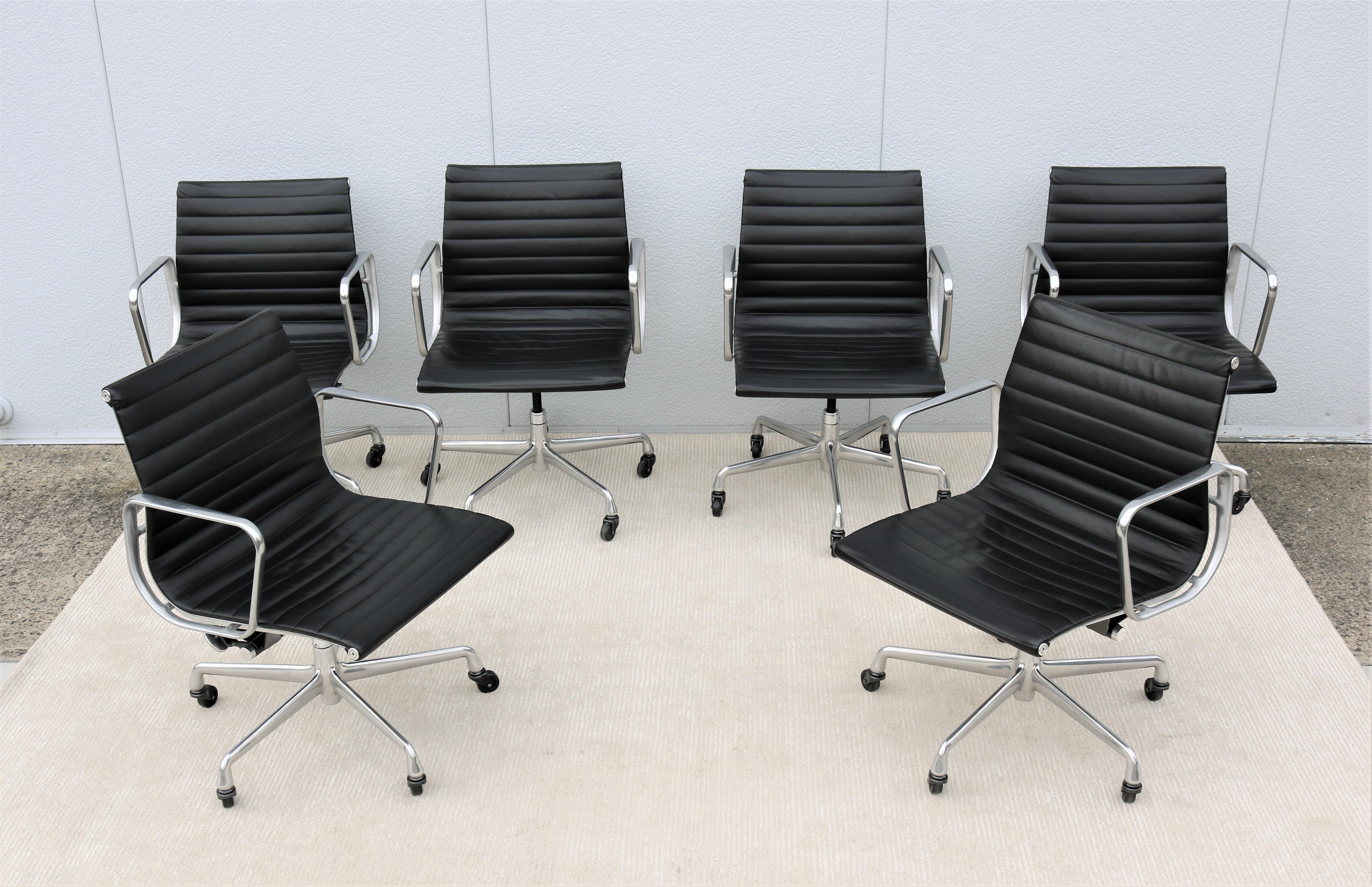 Herman Miller Eames Aluminium Group Management-Stuhl aus der Mitte des Jahrhunderts mit schwarzem Leder im Angebot 6