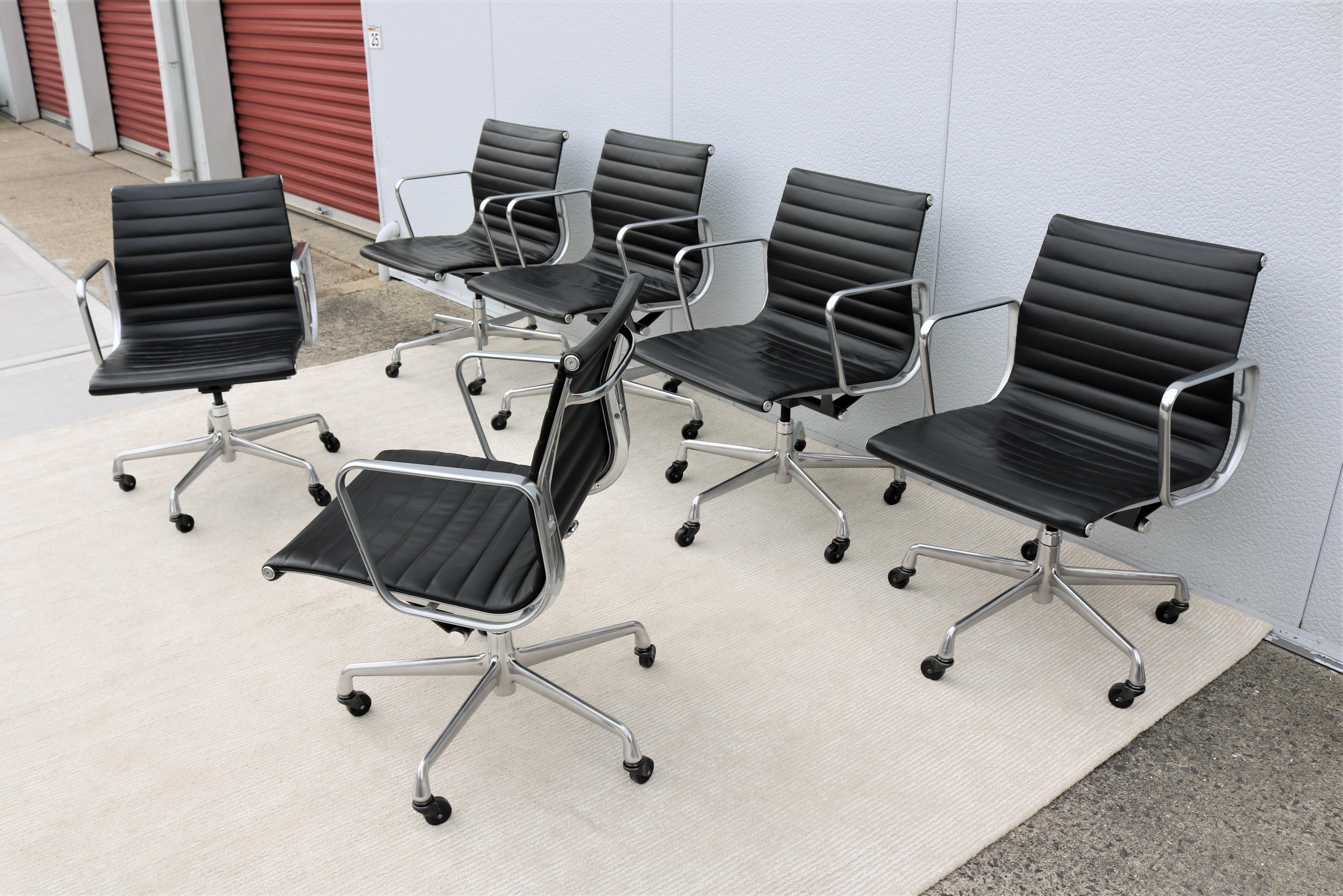 Herman Miller Eames Aluminium Group Management-Stuhl aus der Mitte des Jahrhunderts mit schwarzem Leder im Angebot 7