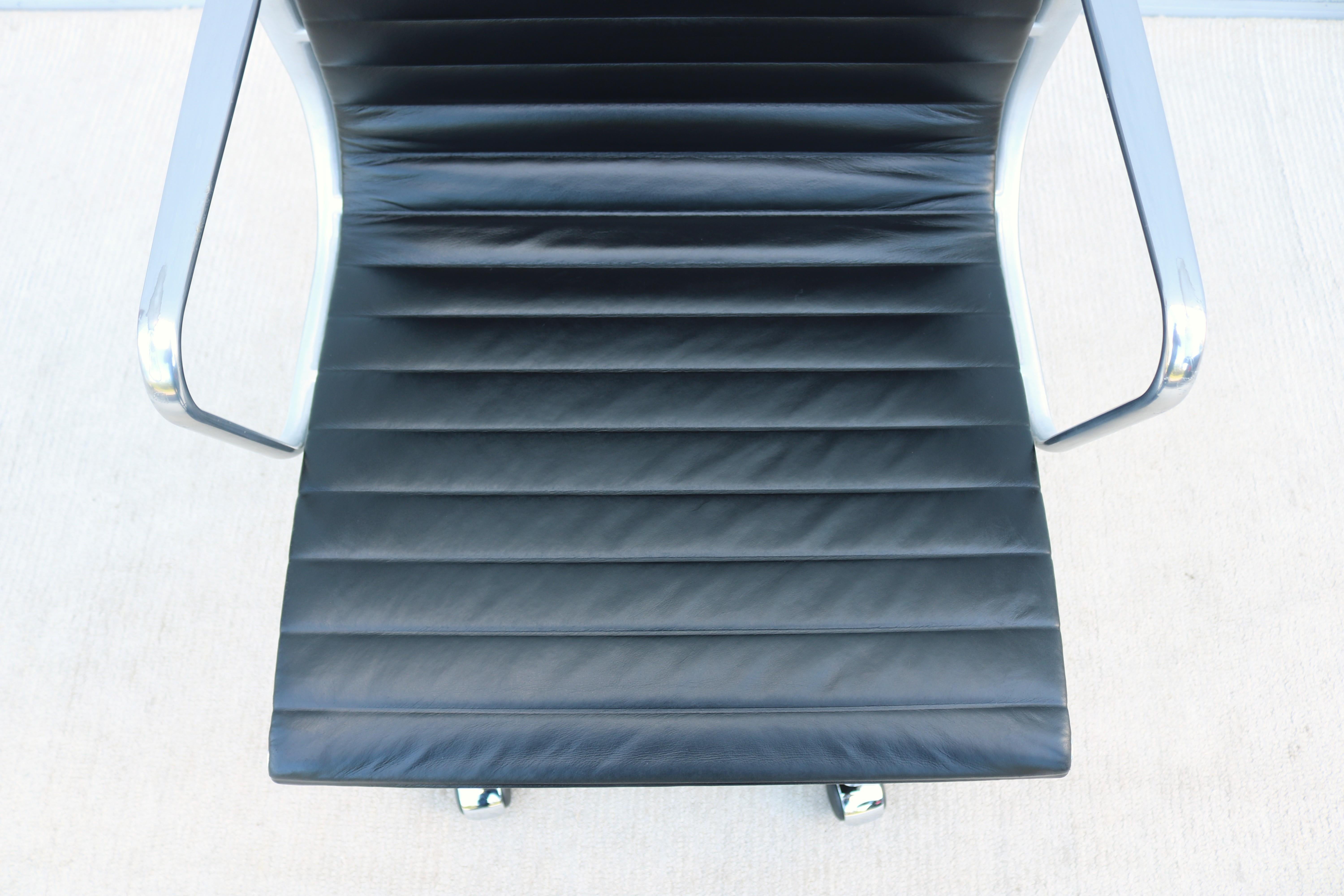 Silla de dirección de cuero negro del grupo de aluminio Eames de Herman Miller de mediados de siglo en venta 6