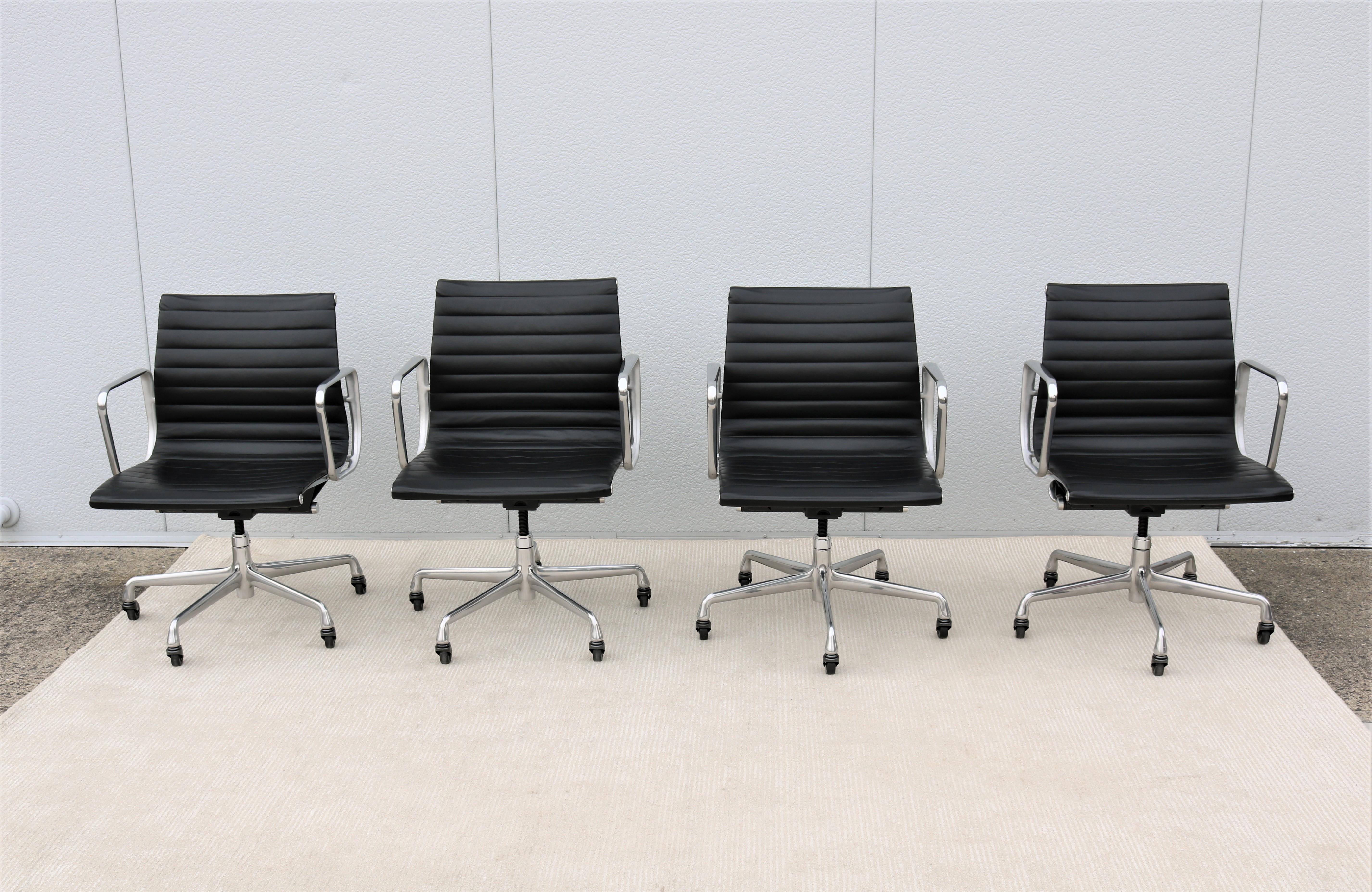 Chaise de gestion en cuir noir du milieu du siècle dernier de Herman Miller pour Eames Aluminum Group en vente 8