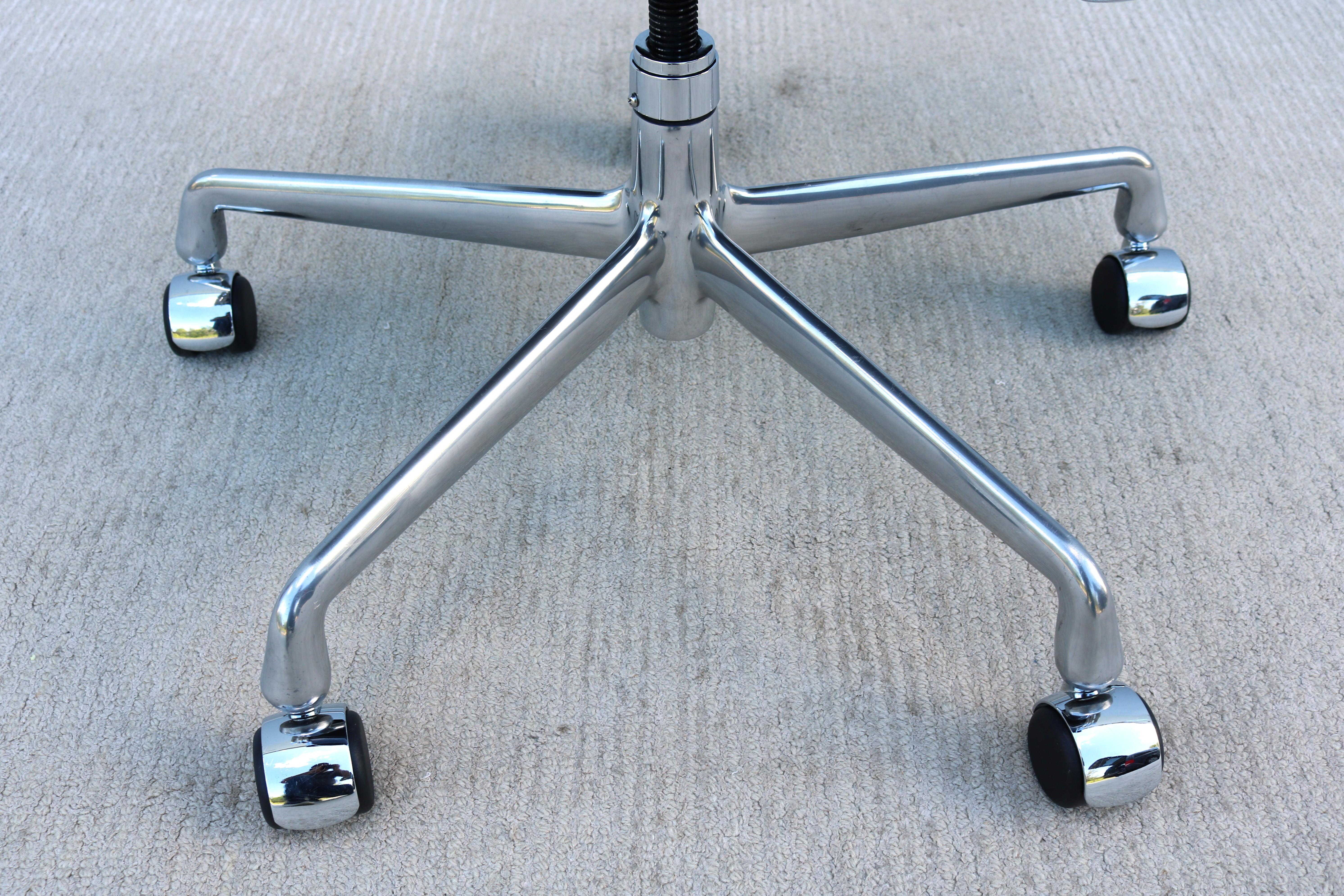 Silla de dirección de cuero negro del grupo de aluminio Eames de Herman Miller de mediados de siglo en venta 8