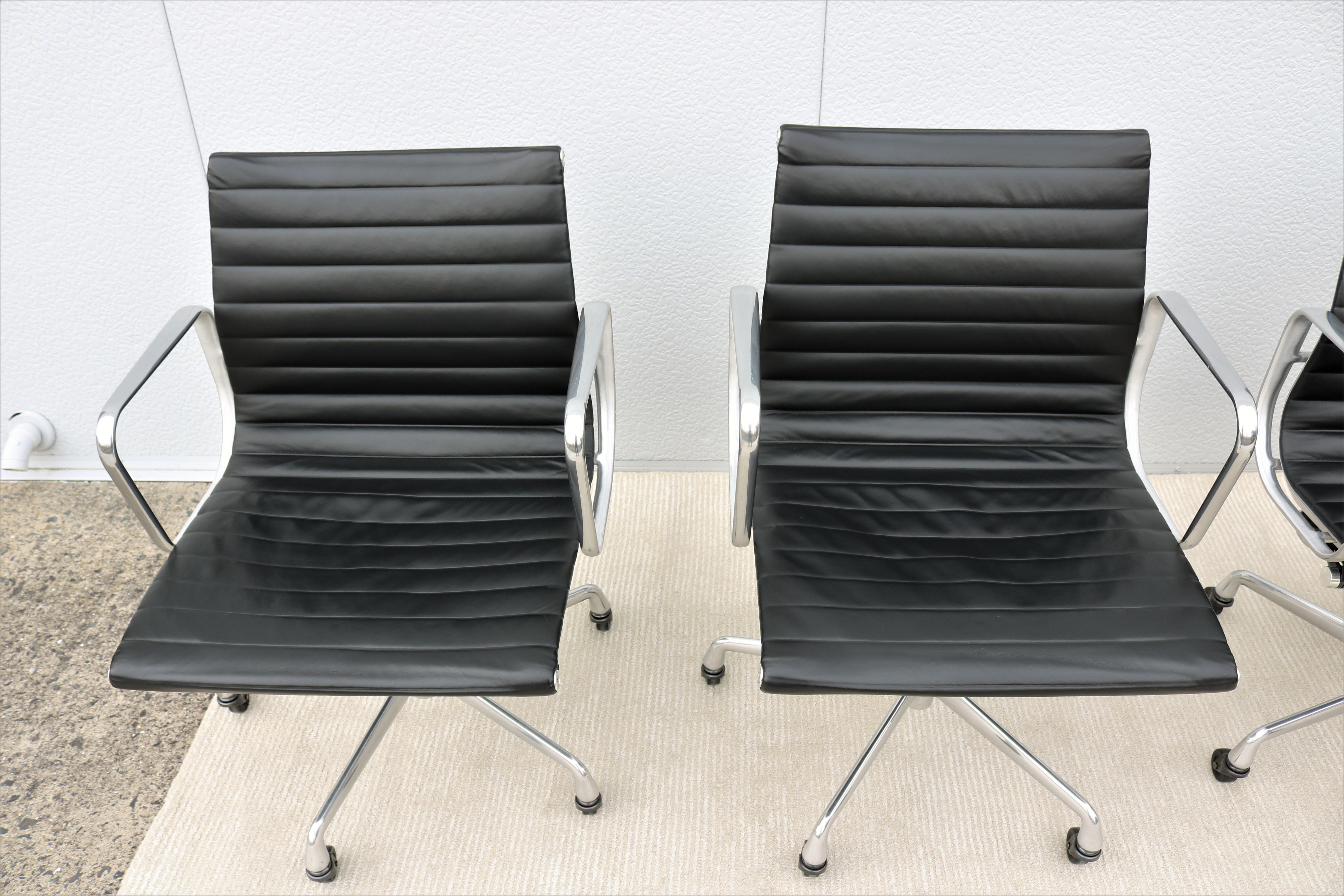 Herman Miller Eames Aluminium Group Management-Stuhl aus der Mitte des Jahrhunderts mit schwarzem Leder im Angebot 10