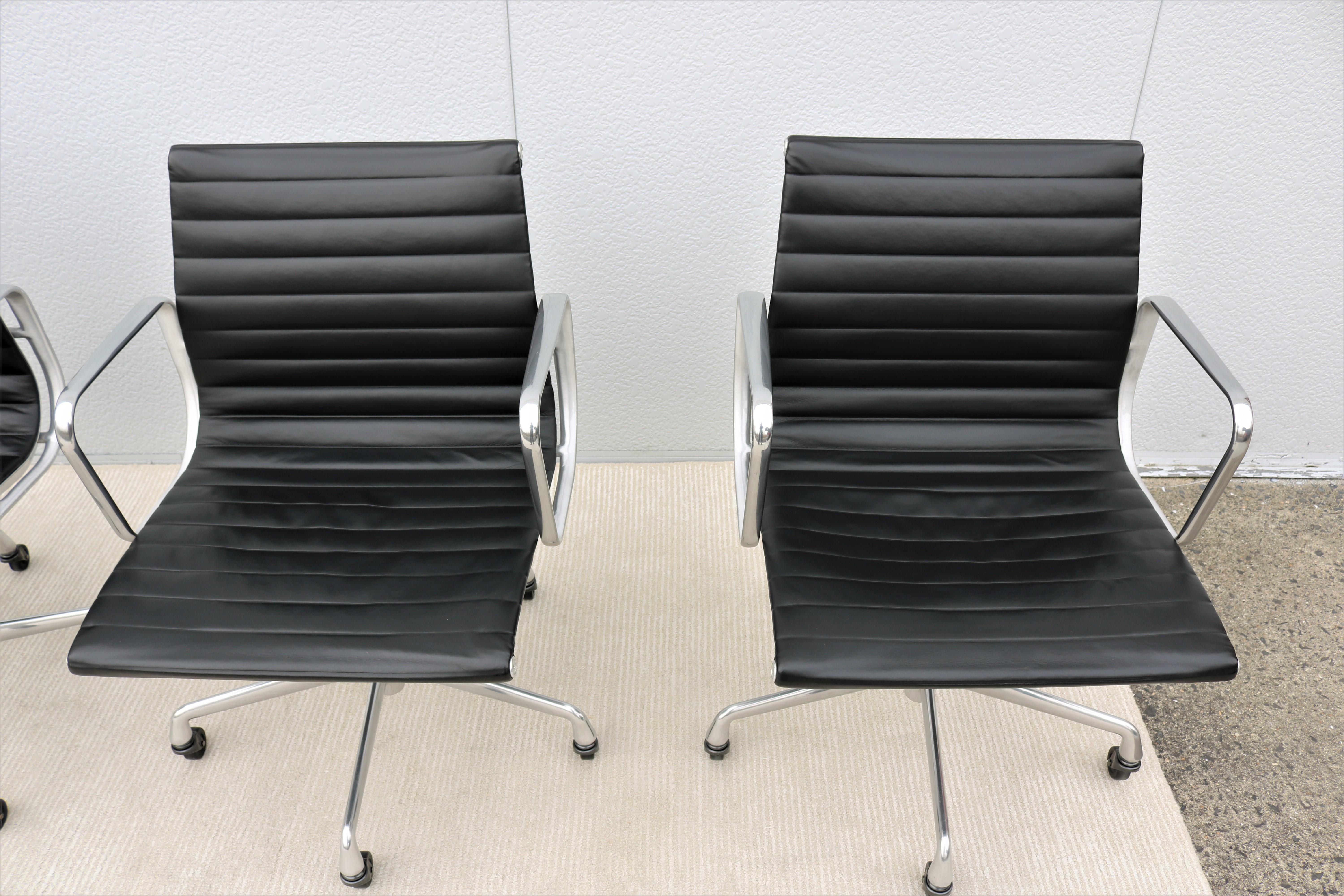 Herman Miller Eames Aluminium Group Management-Stuhl aus der Mitte des Jahrhunderts mit schwarzem Leder im Angebot 11