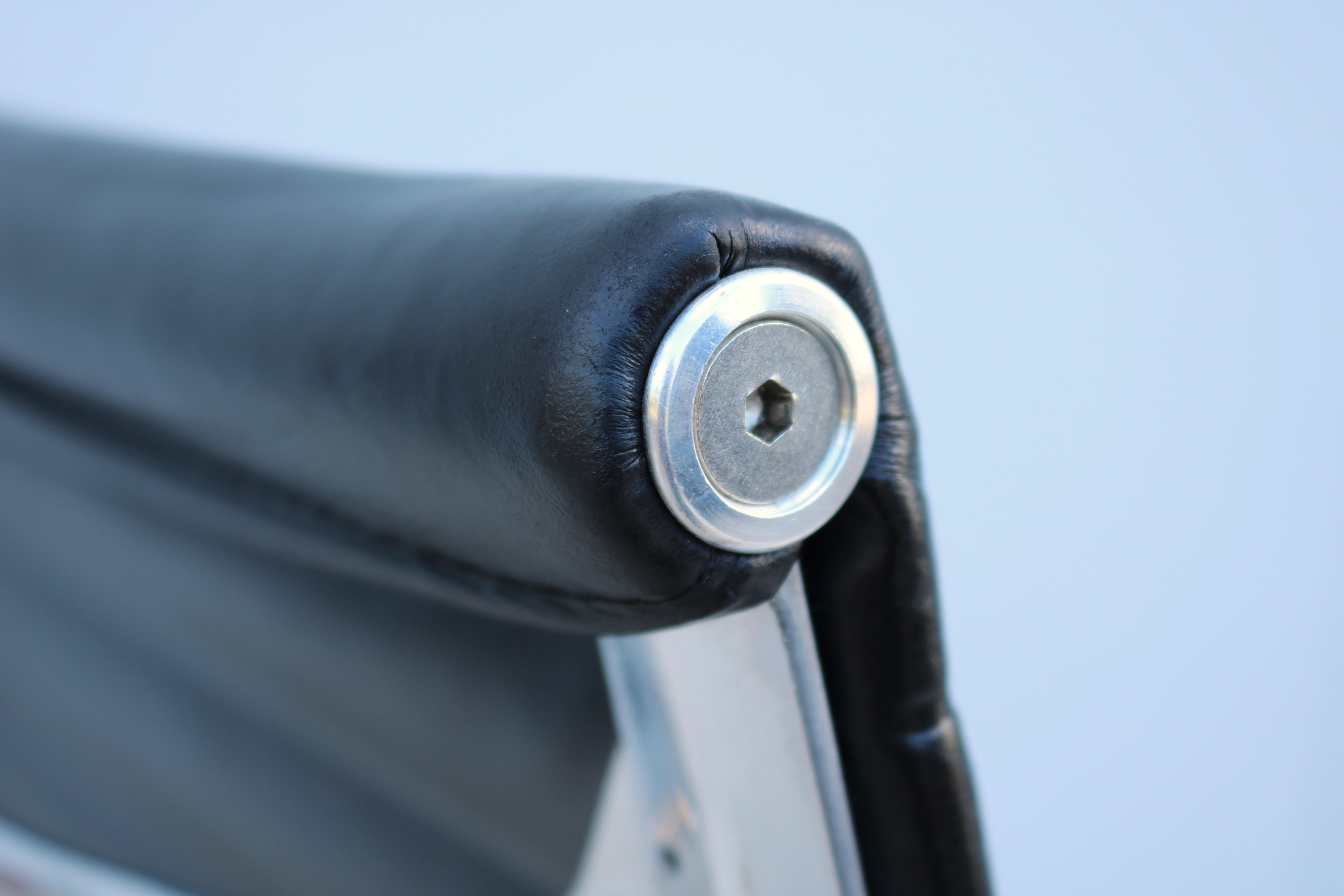 Silla de dirección de cuero negro del grupo de aluminio Eames de Herman Miller de mediados de siglo en venta 11