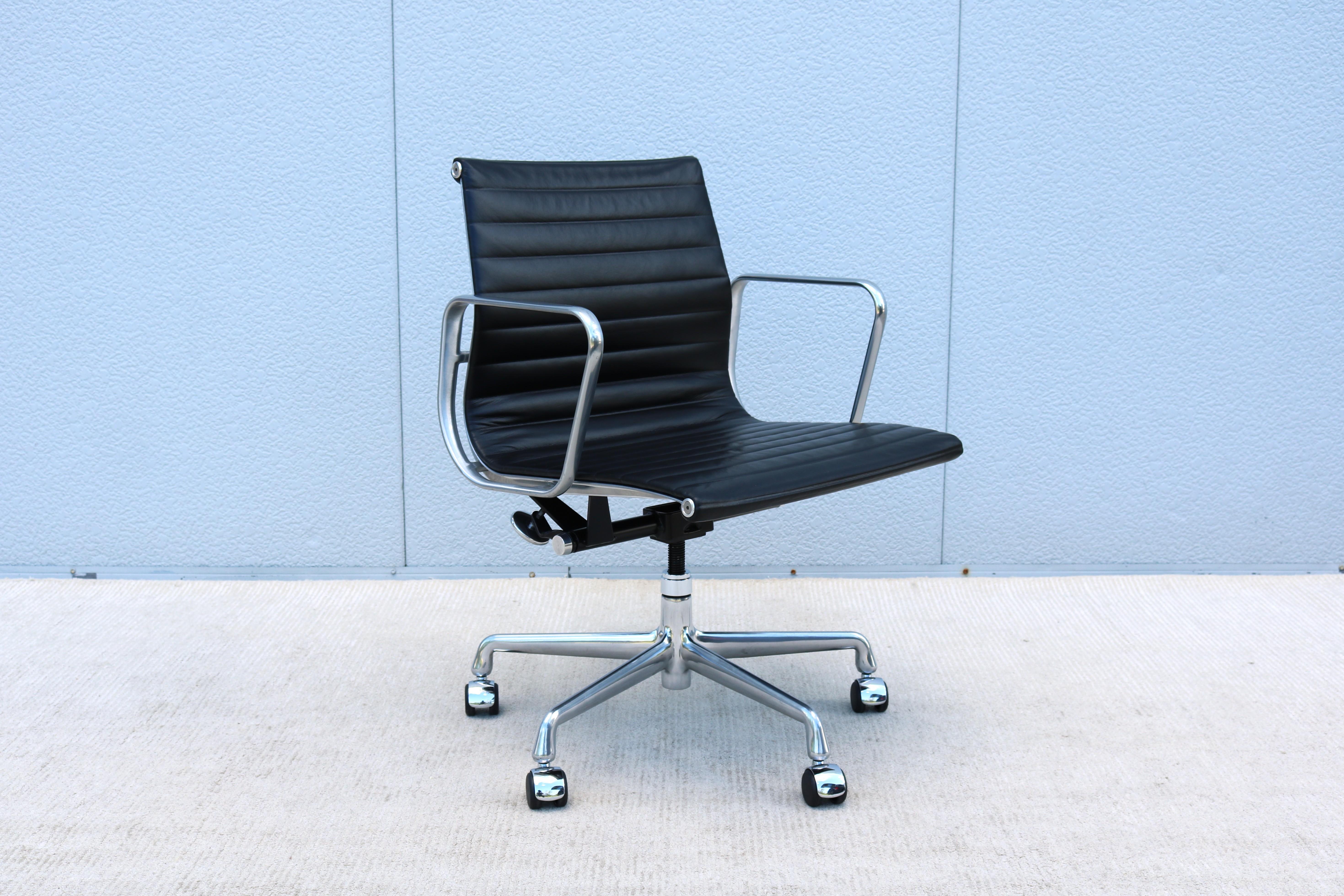 Impresionante y auténtico sillón de dirección de grupo Eames de aluminio moderno de mediados de siglo.
Un diseño atemporal clásico y contemporáneo con características de confort innovadoras.
Una de las sillas más populares de Herman Miller fue