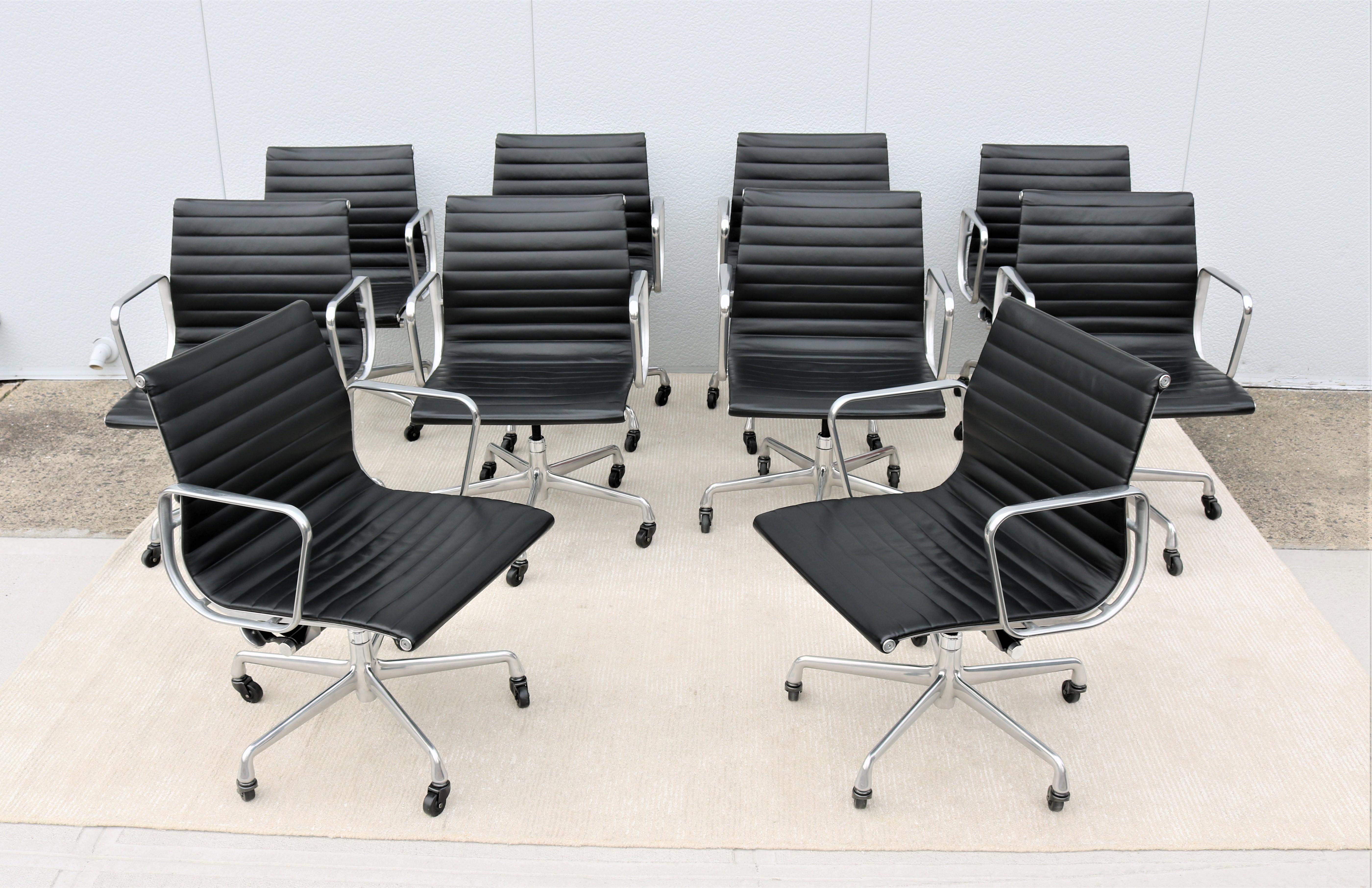 Mid-Century Modern Chaise de gestion en cuir noir du milieu du siècle dernier de Herman Miller pour Eames Aluminum Group en vente