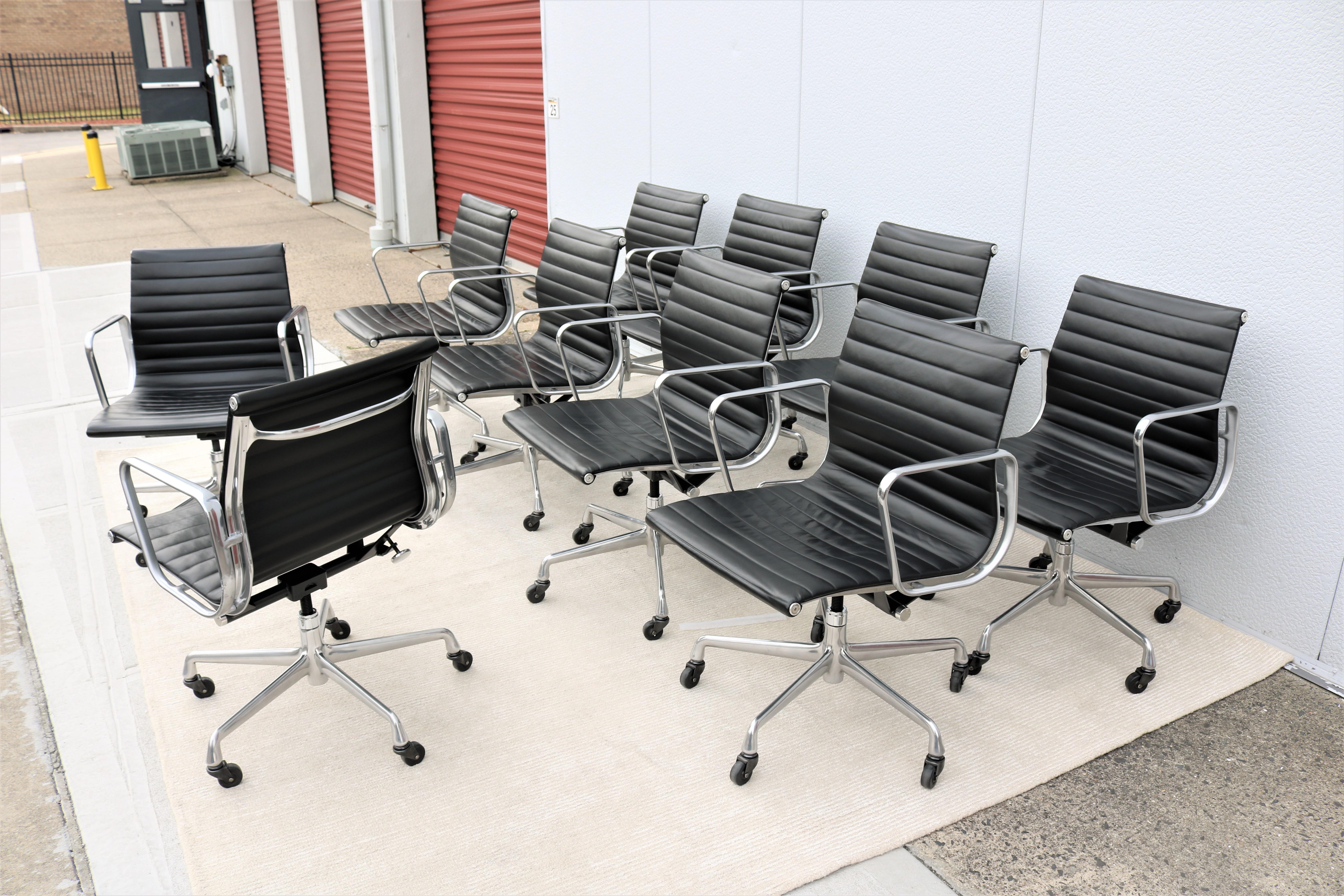 Herman Miller Eames Aluminium Group Management-Stuhl aus der Mitte des Jahrhunderts mit schwarzem Leder (amerikanisch) im Angebot