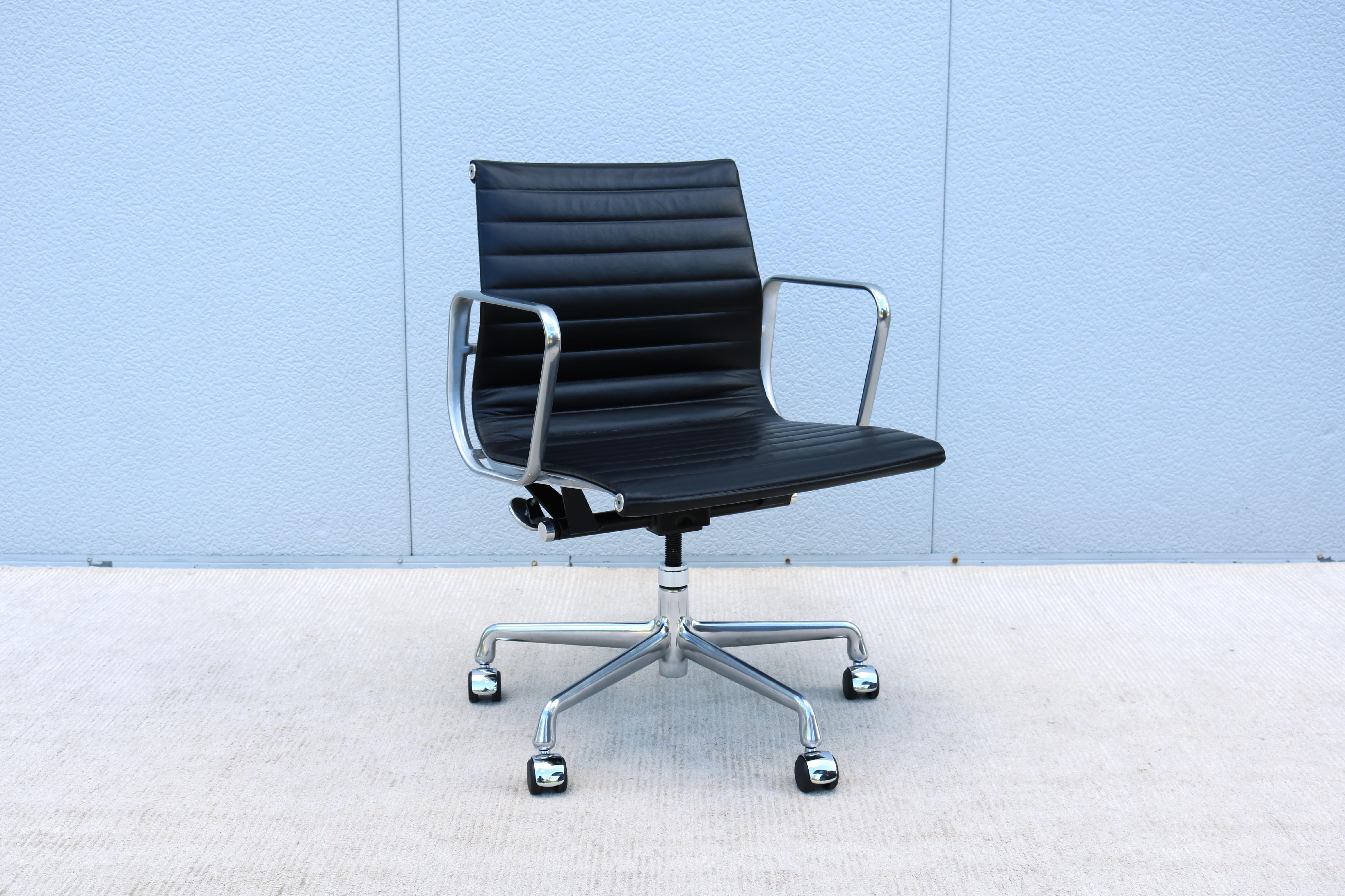 Silla de dirección de cuero negro del grupo de aluminio Eames de Herman Miller de mediados de siglo Estadounidense en venta