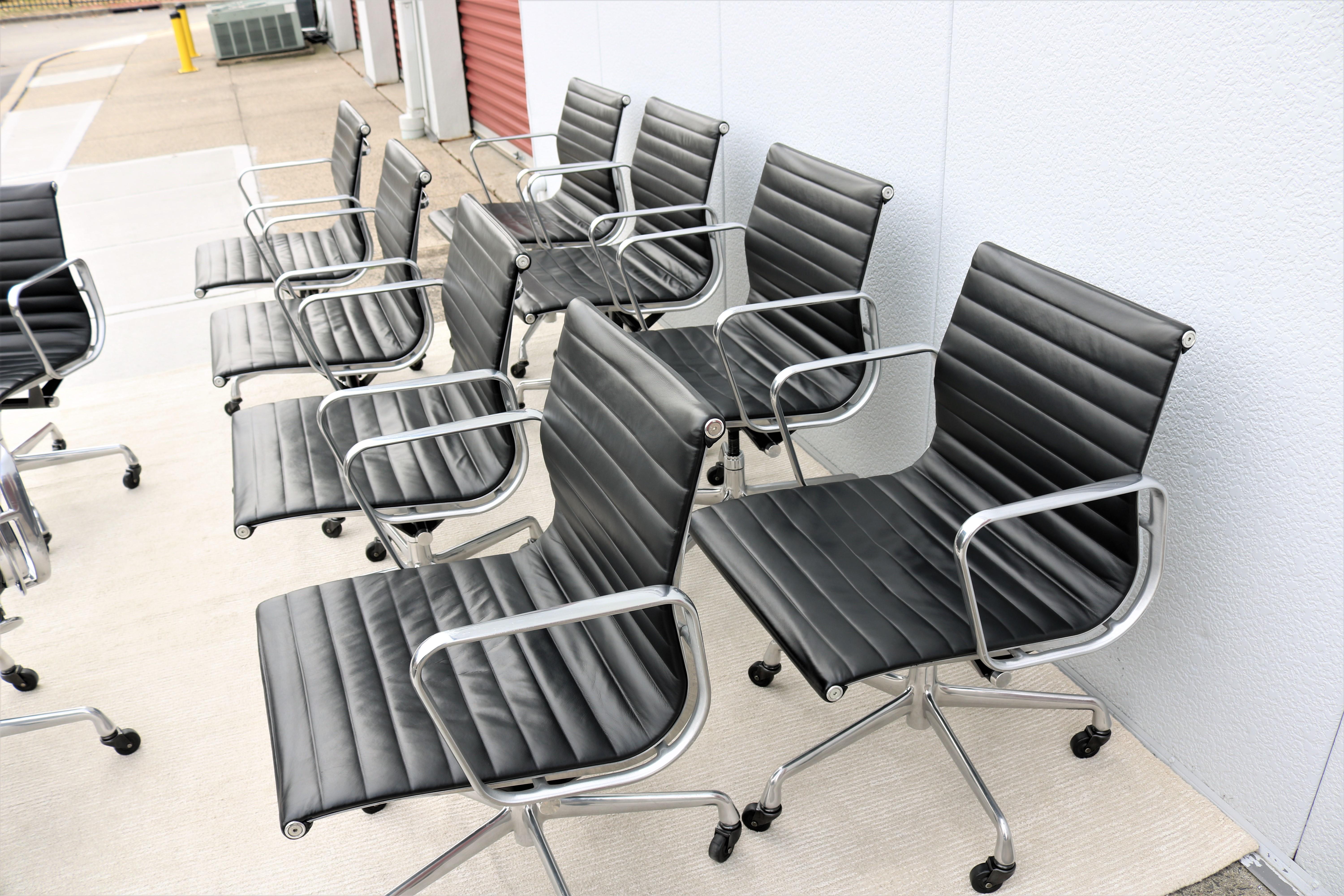 Herman Miller Eames Aluminium Group Management-Stuhl aus der Mitte des Jahrhunderts mit schwarzem Leder (Poliert) im Angebot
