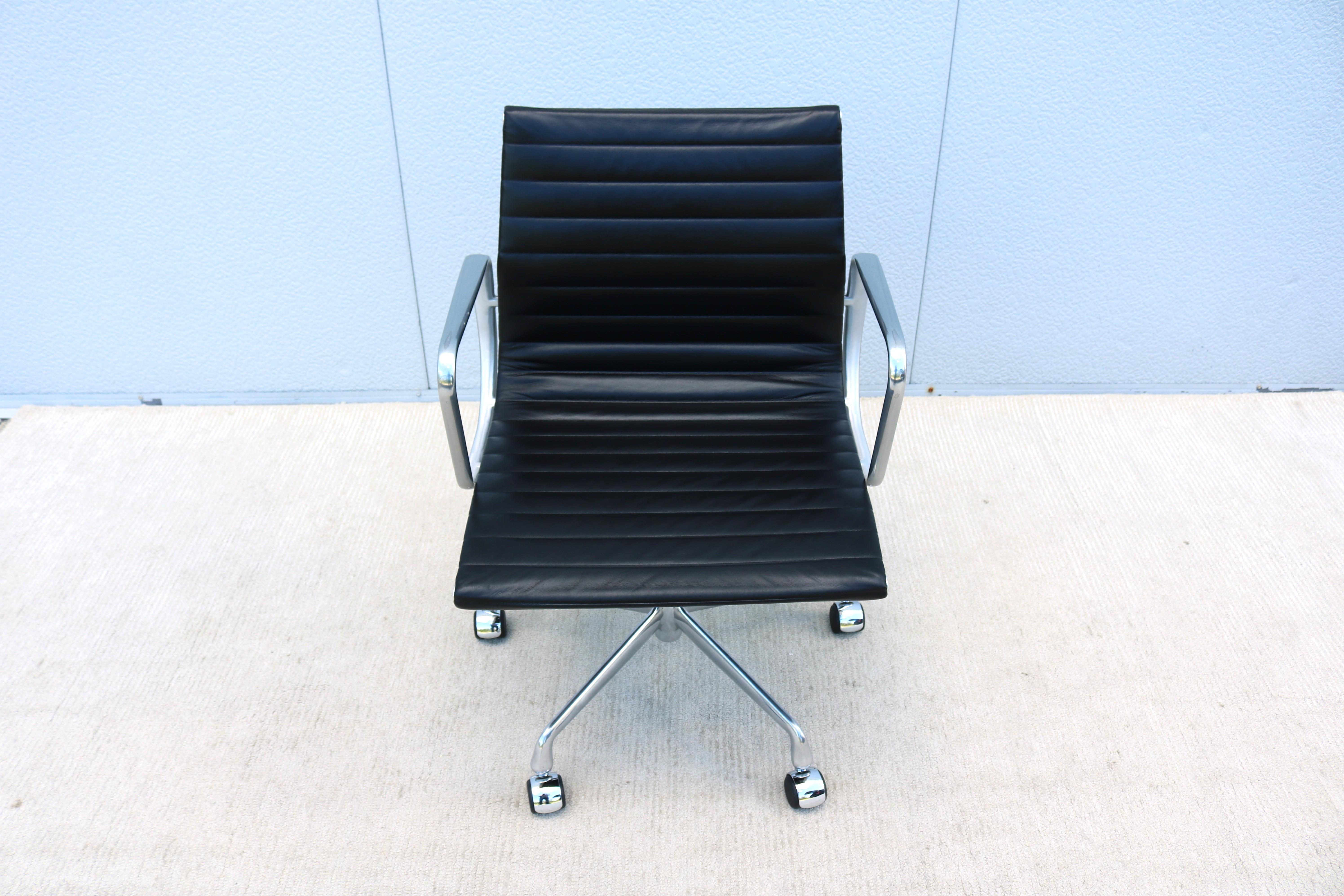 Silla de dirección de cuero negro del grupo de aluminio Eames de Herman Miller de mediados de siglo Pulido en venta
