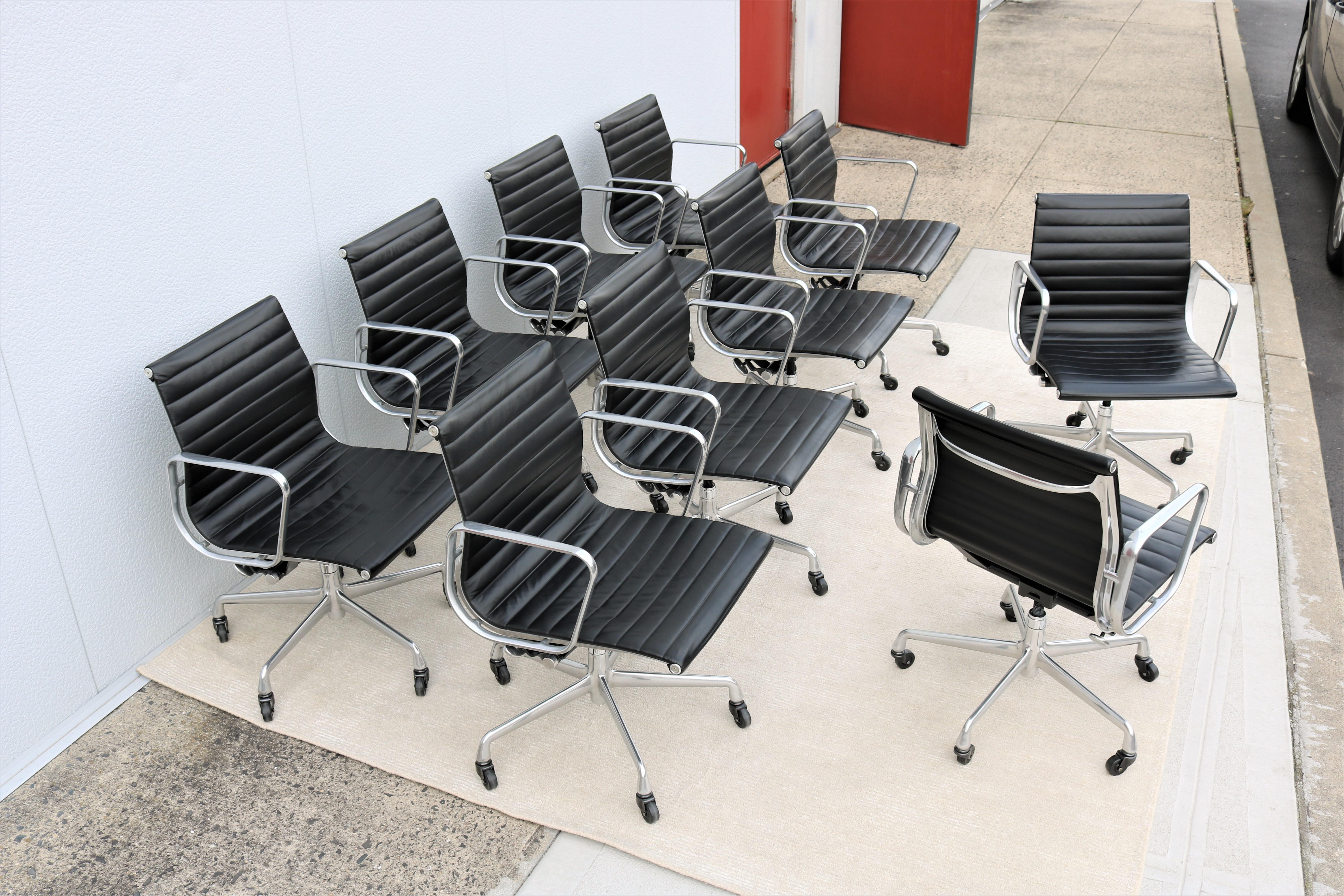 Herman Miller Eames Aluminium Group Management-Stuhl aus der Mitte des Jahrhunderts mit schwarzem Leder im Zustand „Gut“ im Angebot in Secaucus, NJ