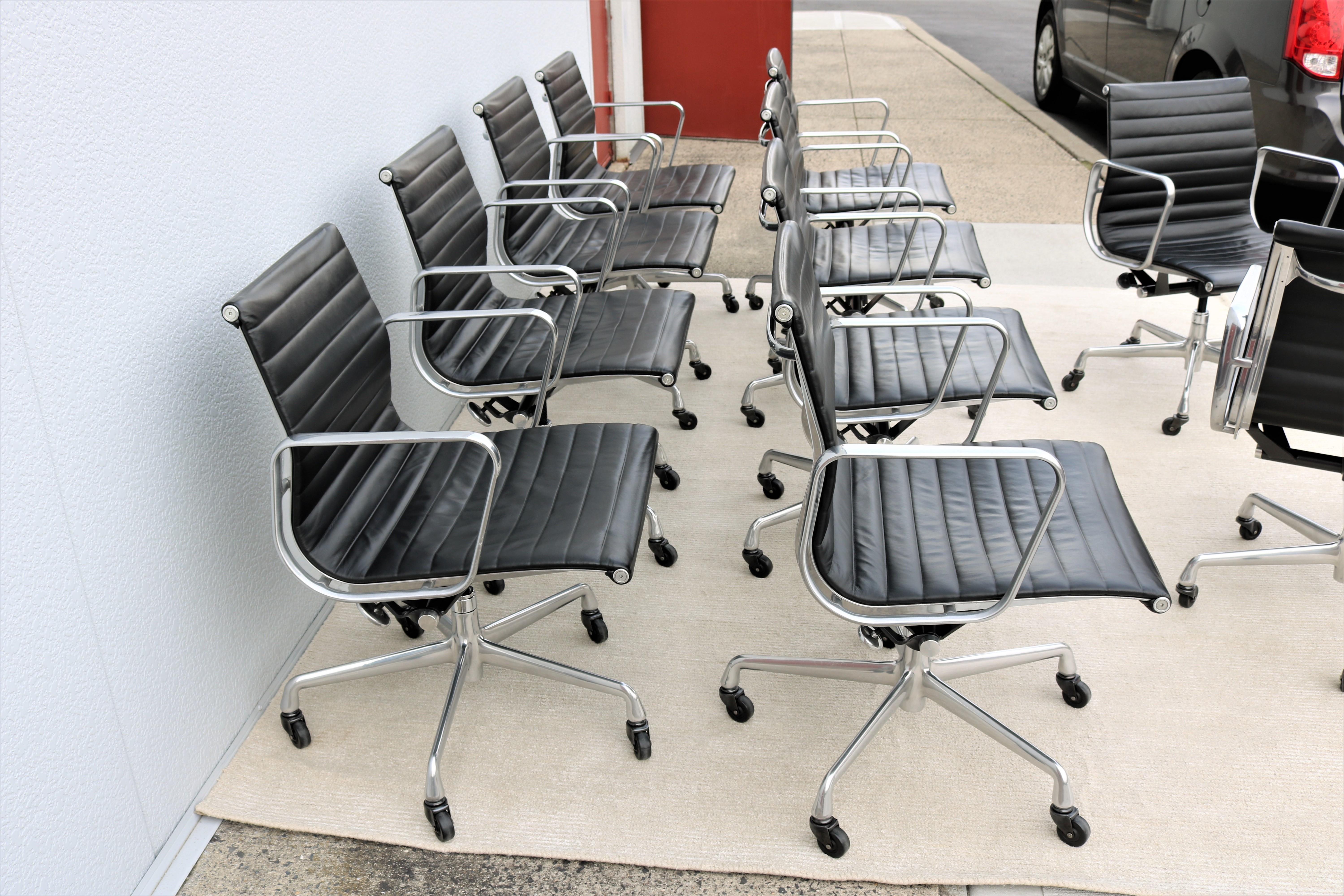 Herman Miller Eames Aluminium Group Management-Stuhl aus der Mitte des Jahrhunderts mit schwarzem Leder (21. Jahrhundert und zeitgenössisch) im Angebot