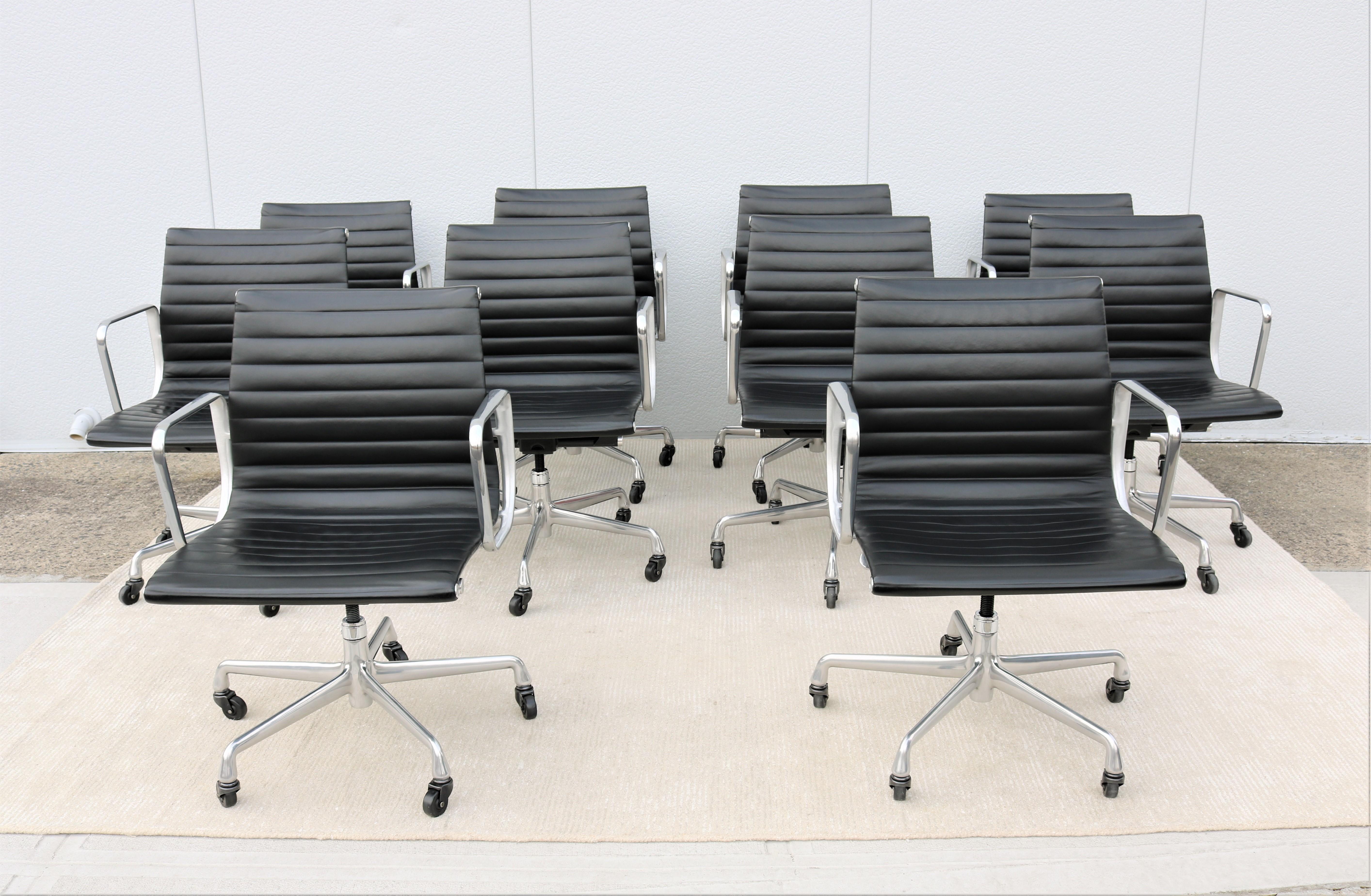 Herman Miller Eames Aluminium Group Management-Stuhl aus der Mitte des Jahrhunderts mit schwarzem Leder im Angebot 1