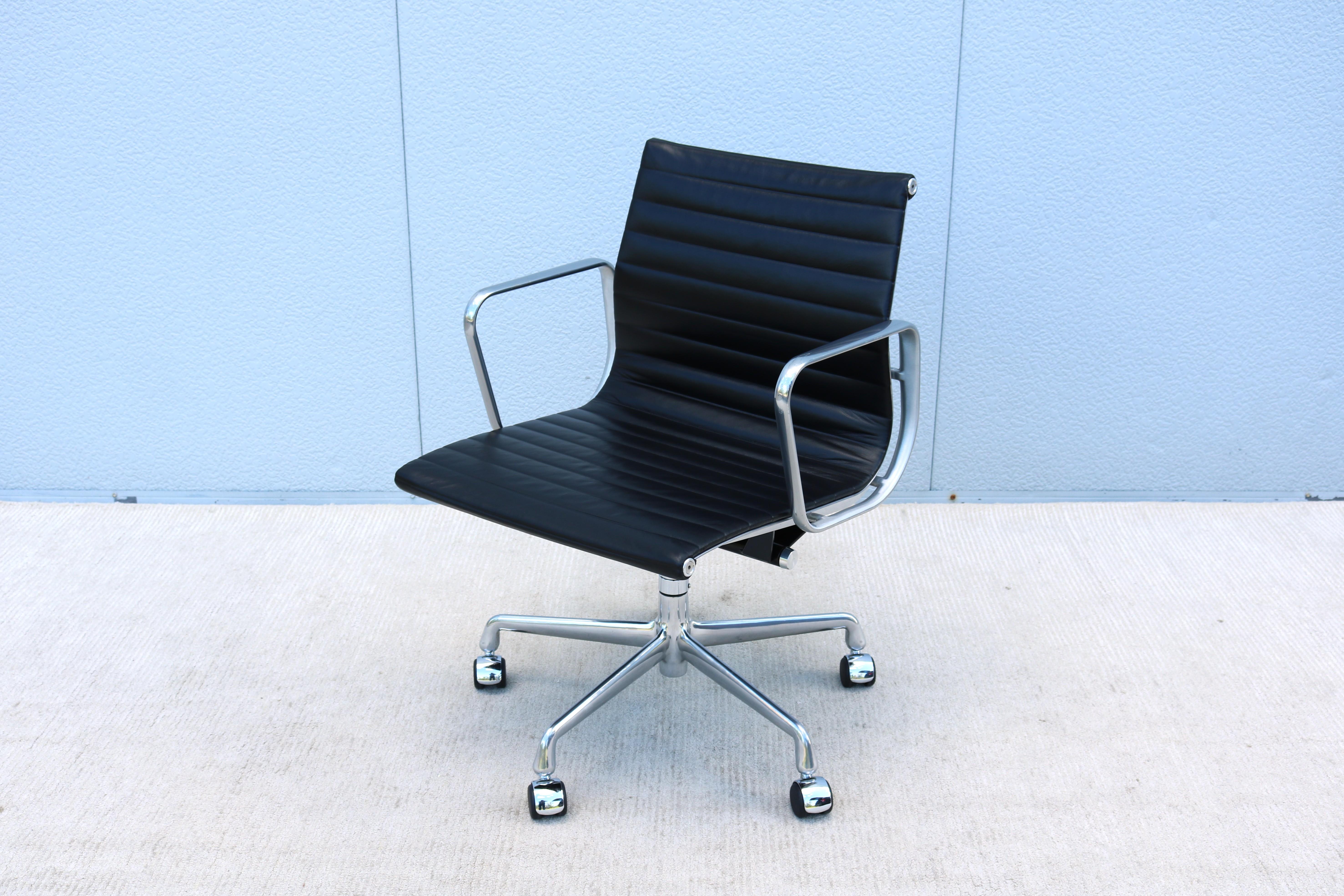 Silla de dirección de cuero negro del grupo de aluminio Eames de Herman Miller de mediados de siglo Aluminio en venta