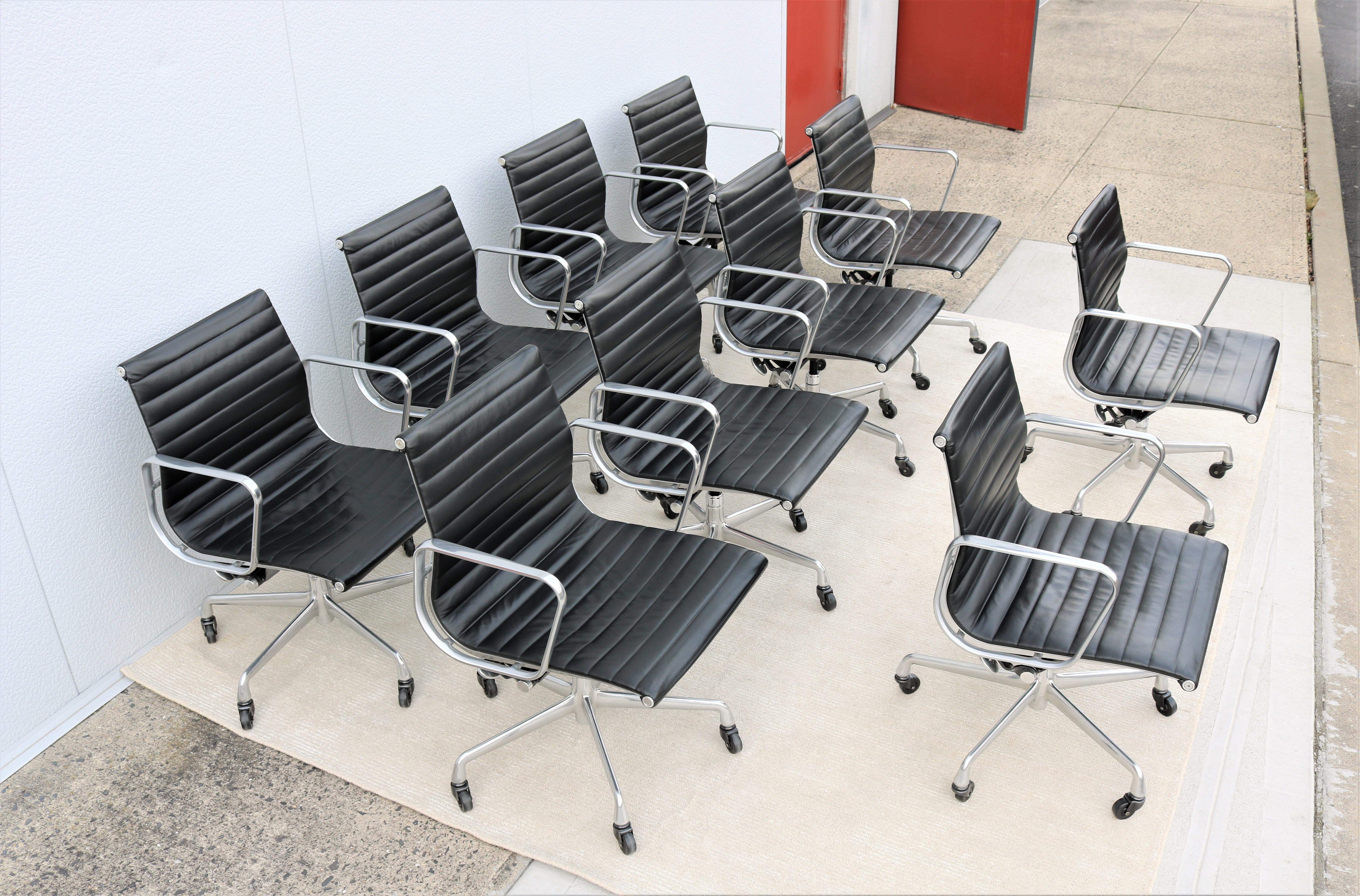 Herman Miller Eames Aluminium Group Management-Stuhl aus der Mitte des Jahrhunderts mit schwarzem Leder im Angebot 2