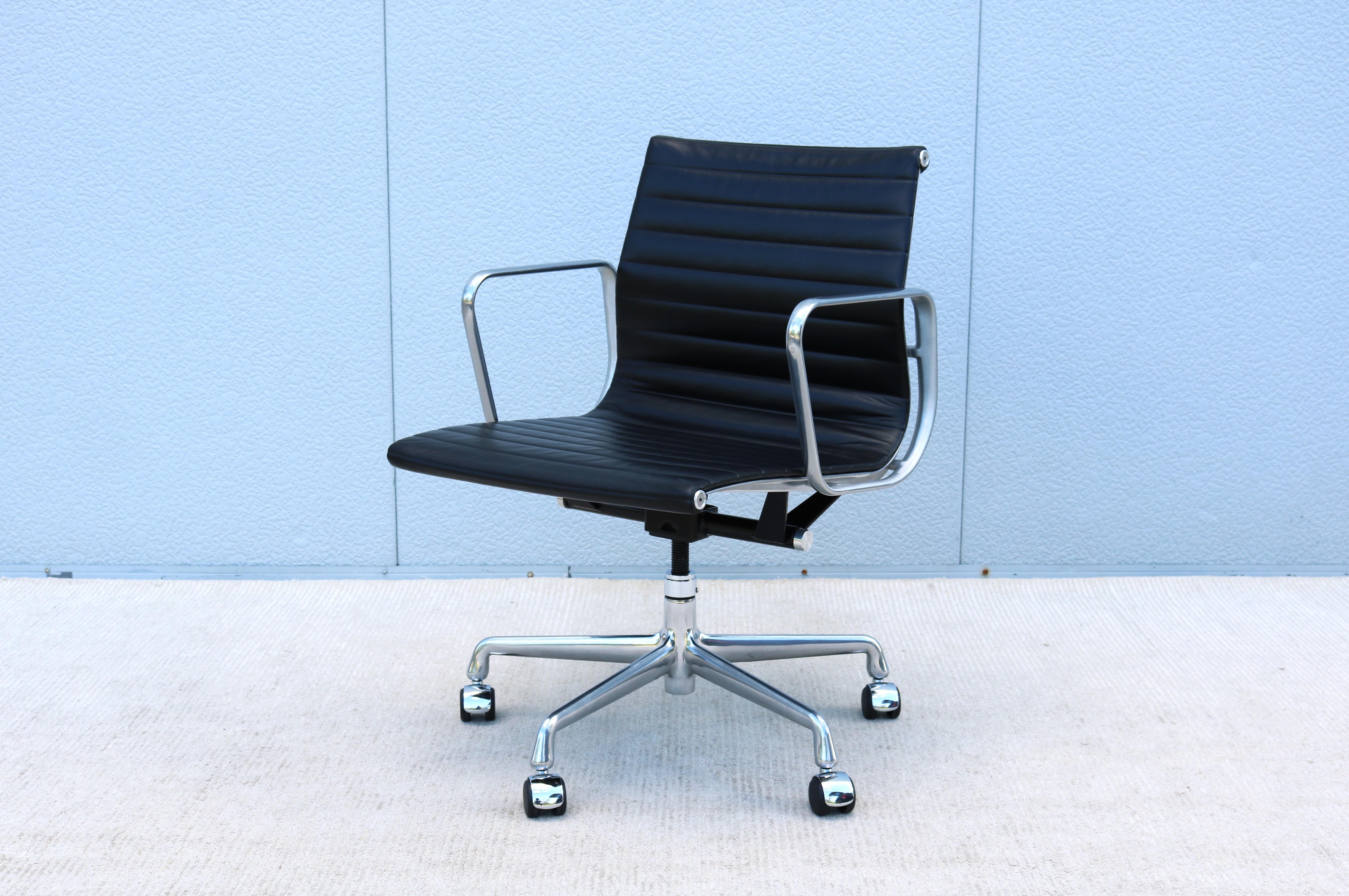 Silla de dirección de cuero negro del grupo de aluminio Eames de Herman Miller de mediados de siglo en venta 1