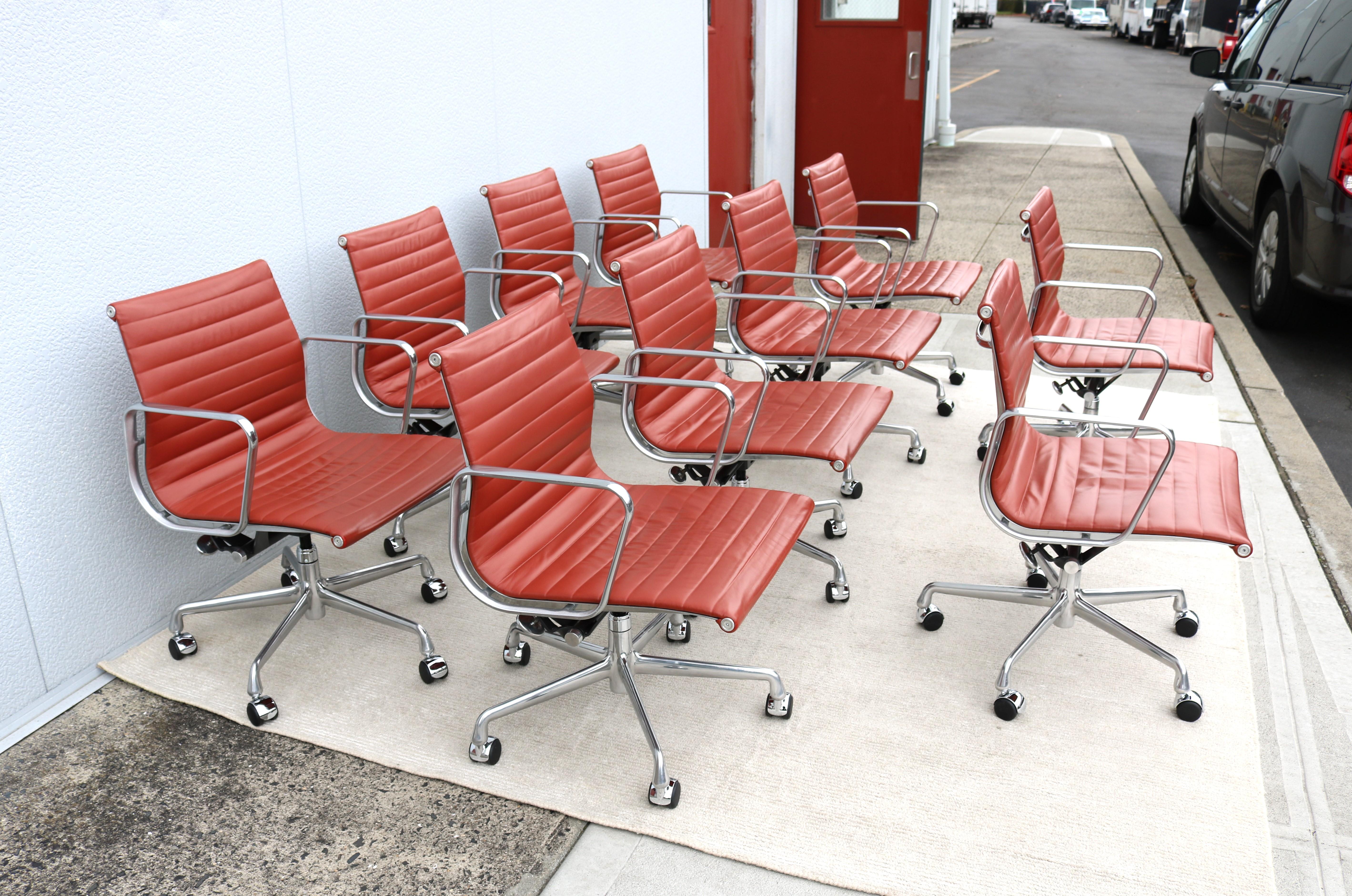 Herman Miller Eames Aluminum Group Brown Leather Management Chair aus der Jahrhundertmitte im Angebot 2