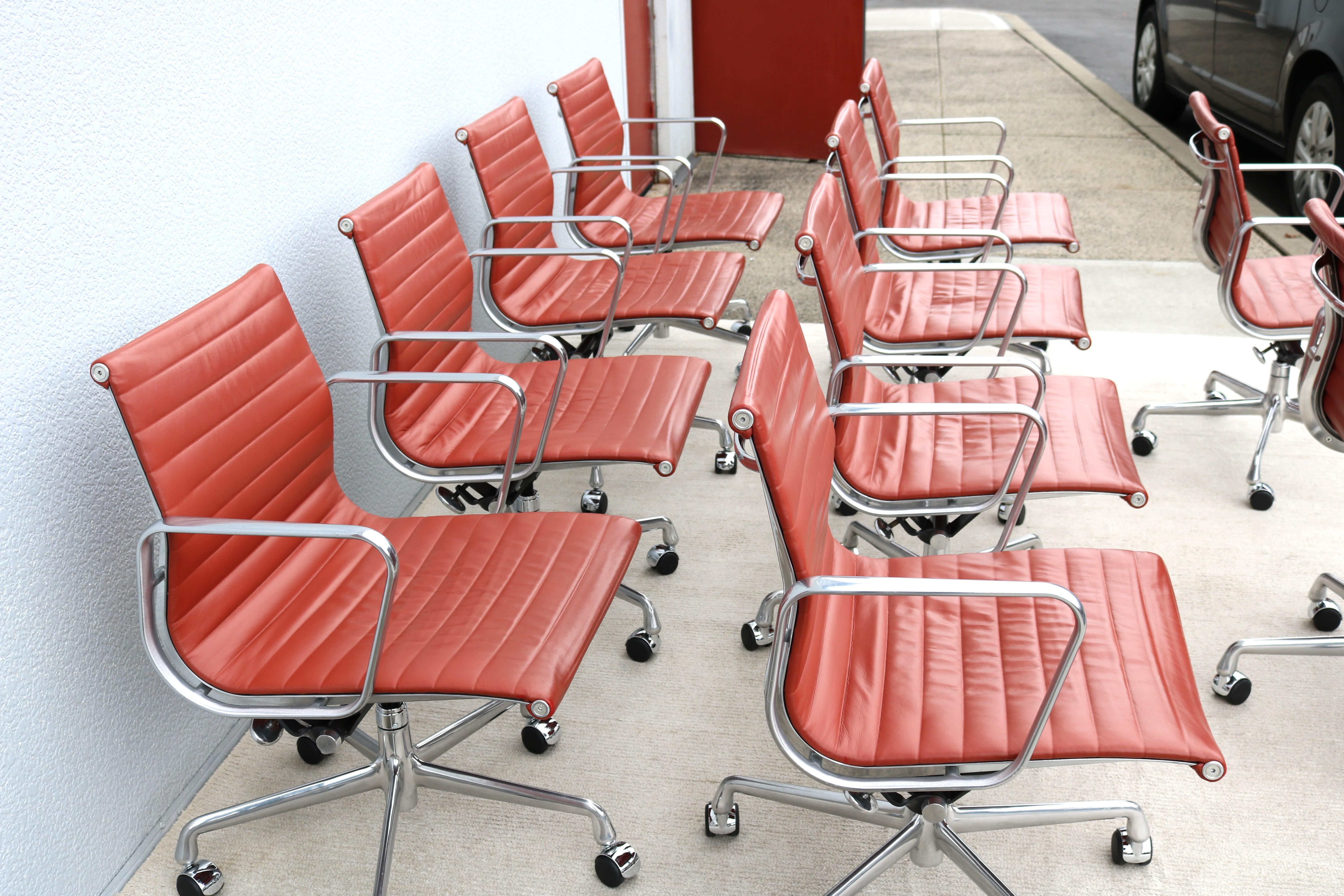 Herman Miller Eames Aluminum Group Brown Leather Management Chair aus der Jahrhundertmitte im Angebot 3