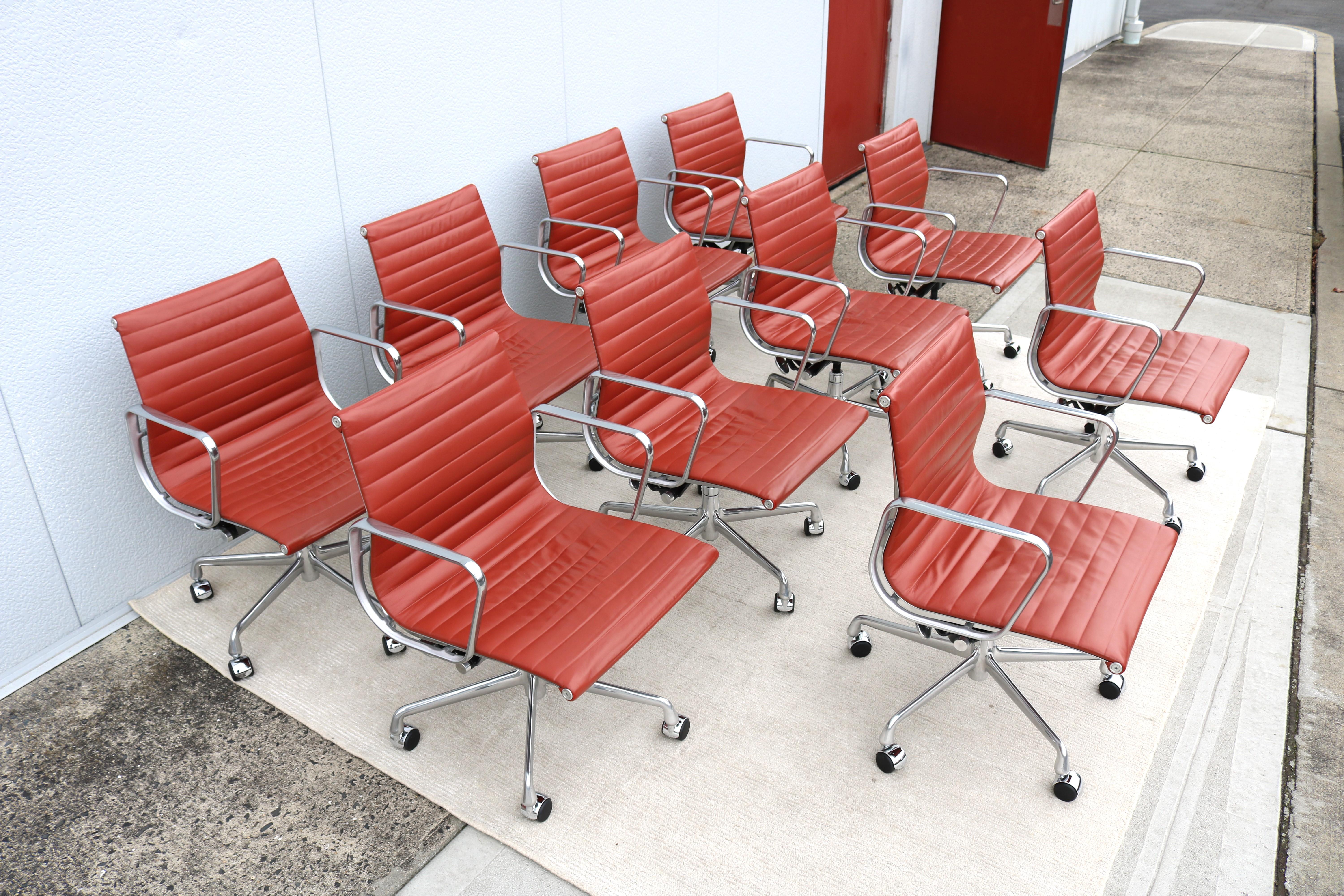 Herman Miller Eames Aluminum Group Brown Leather Management Chair aus der Jahrhundertmitte im Angebot 4