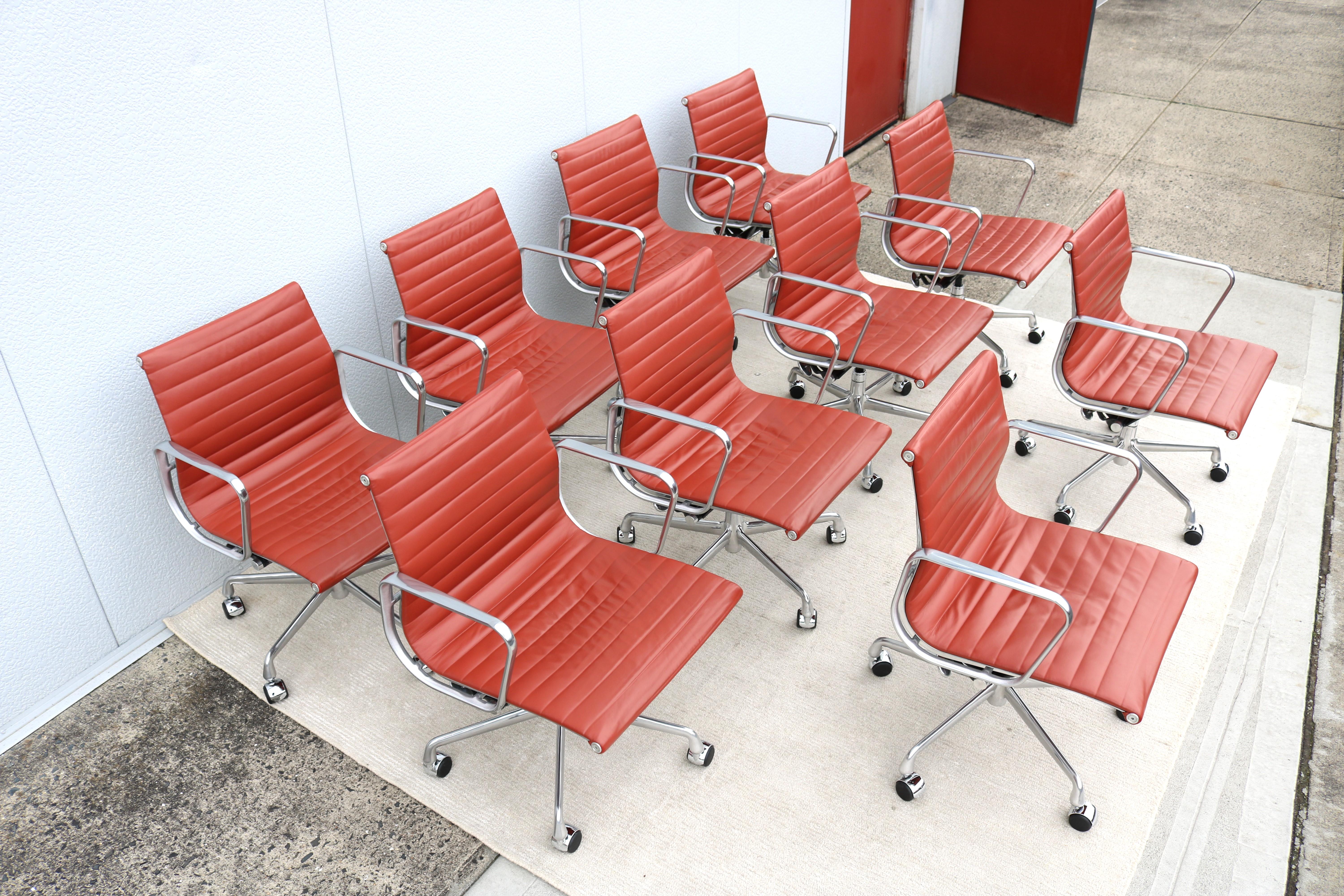 Herman Miller Eames Aluminum Group Brown Leather Management Chair aus der Jahrhundertmitte im Angebot 5