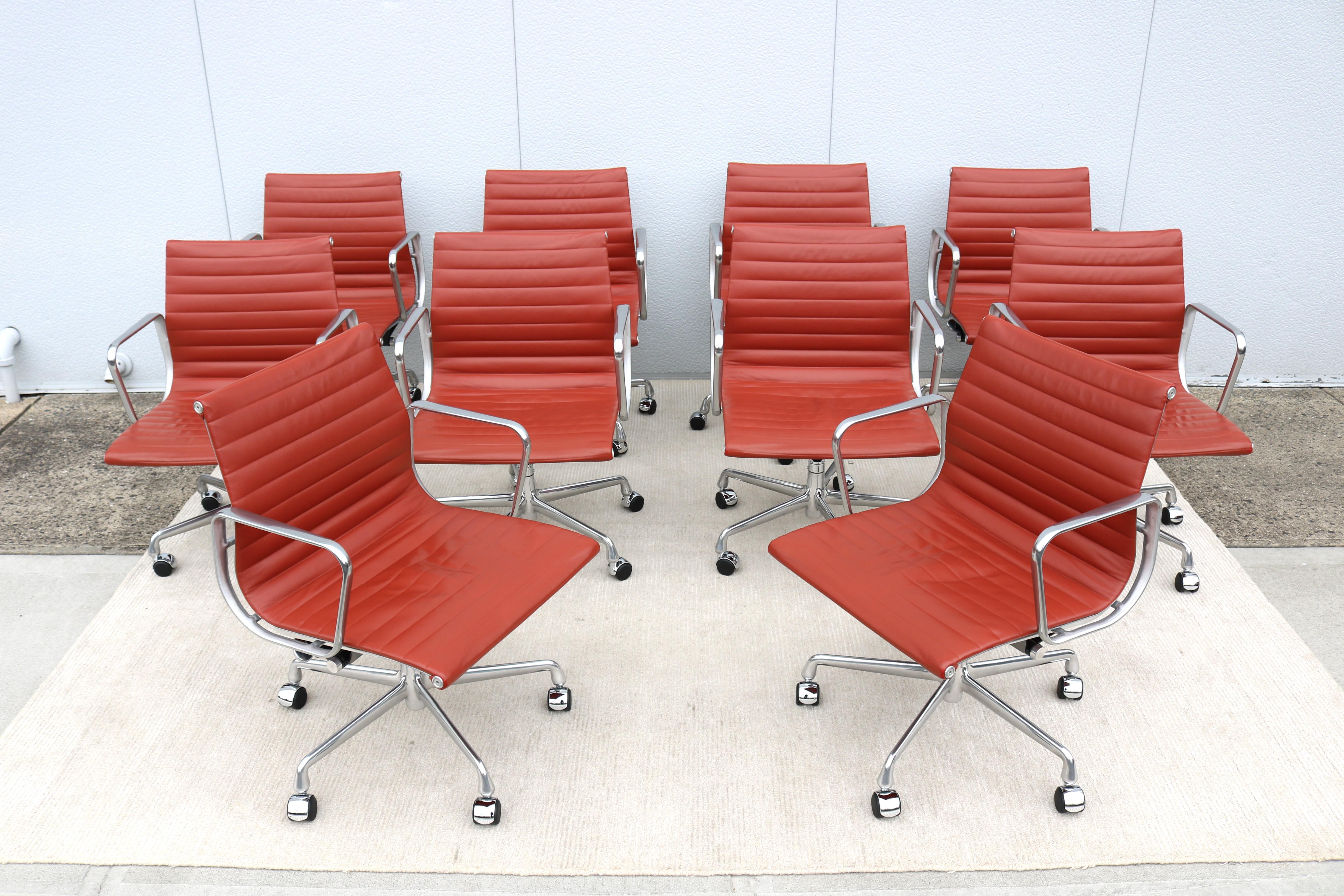 Herman Miller Eames Aluminum Group Brown Leather Management Chair aus der Jahrhundertmitte im Angebot 6