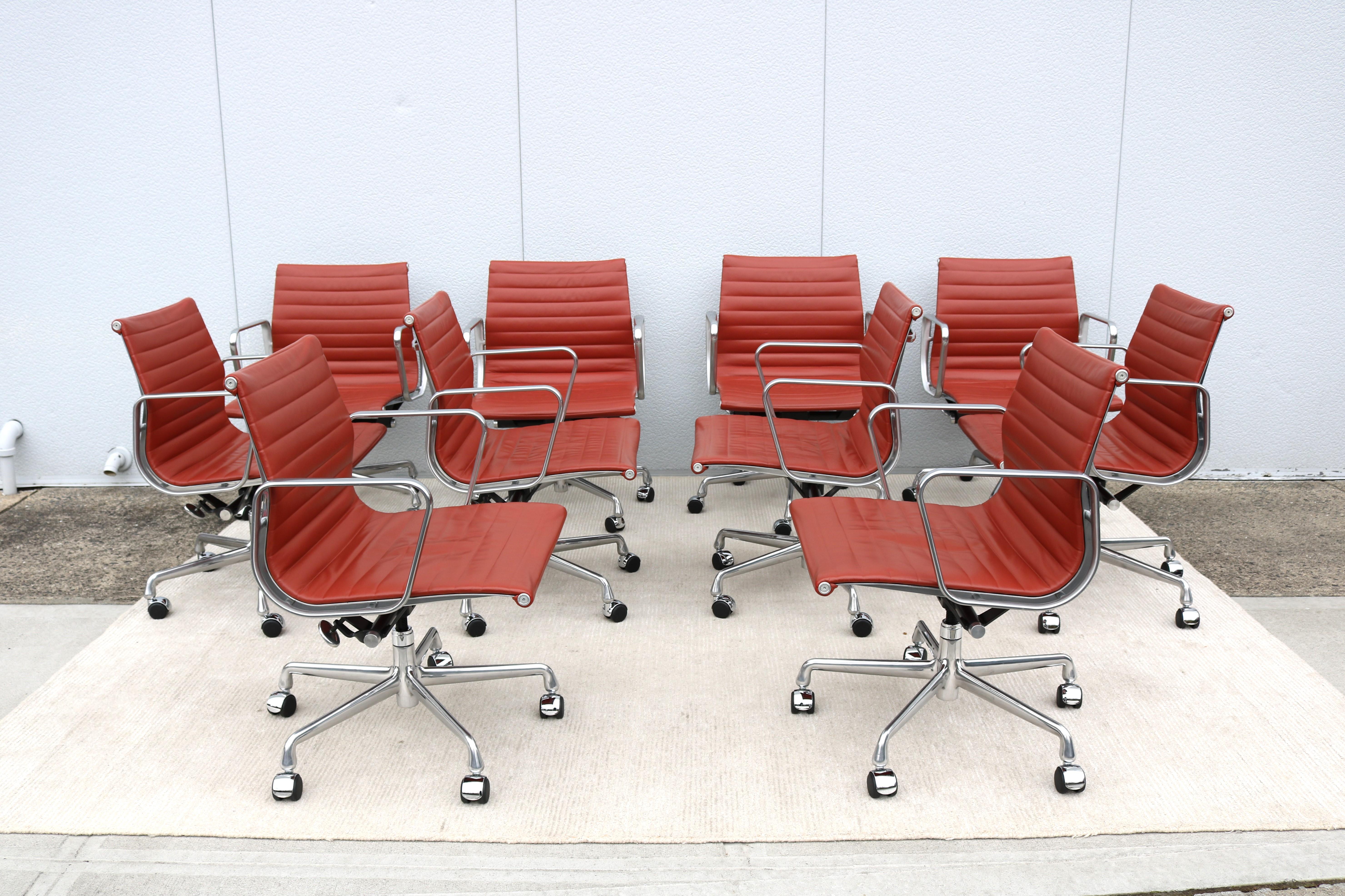 Herman Miller Eames Aluminum Group Brown Leather Management Chair aus der Jahrhundertmitte im Angebot 7