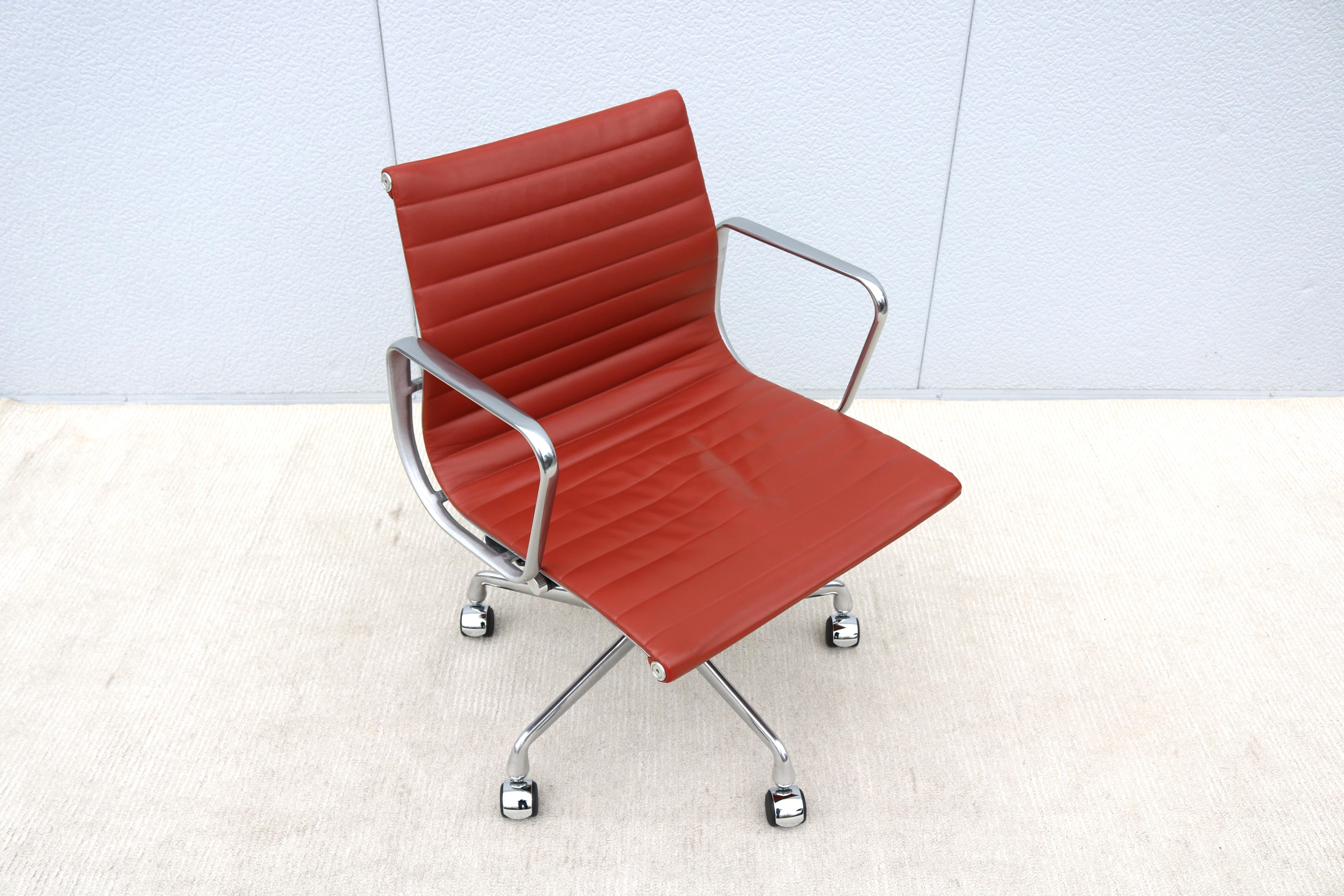 Superbe chaise de gestion de groupe Eames en aluminium, authentiquement moderne, datant du milieu du siècle.
Un design intemporel classique et contemporain avec des caractéristiques de confort innovantes.
L'une des chaises les plus populaires