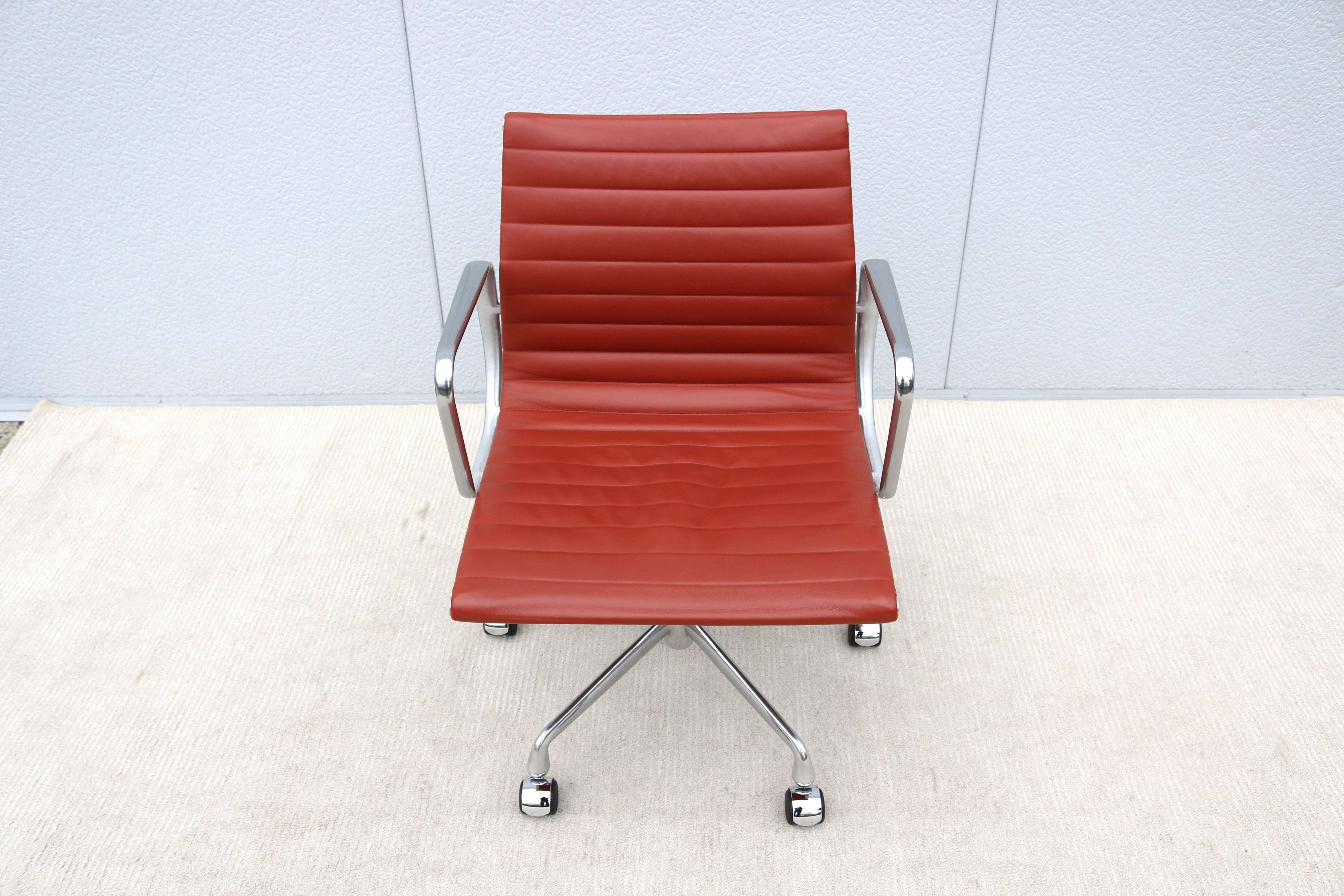 Mid-Century Modern Chaise de direction en cuir Brown du groupe d'aluminium Eames d'Herman Miller du milieu du siècle dernier en vente