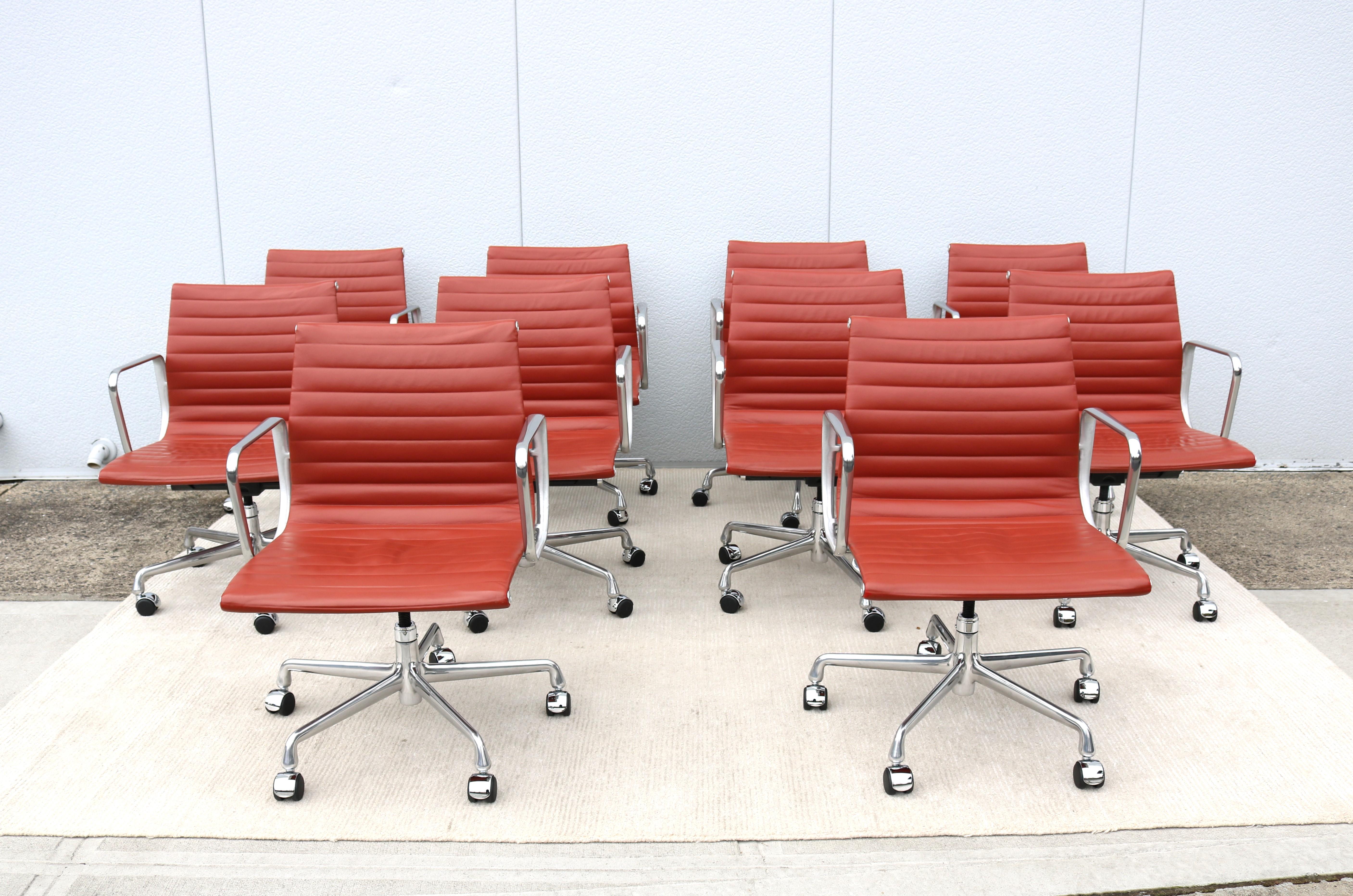 Herman Miller Eames Aluminum Group Brown Leather Management Chair aus der Jahrhundertmitte (amerikanisch) im Angebot