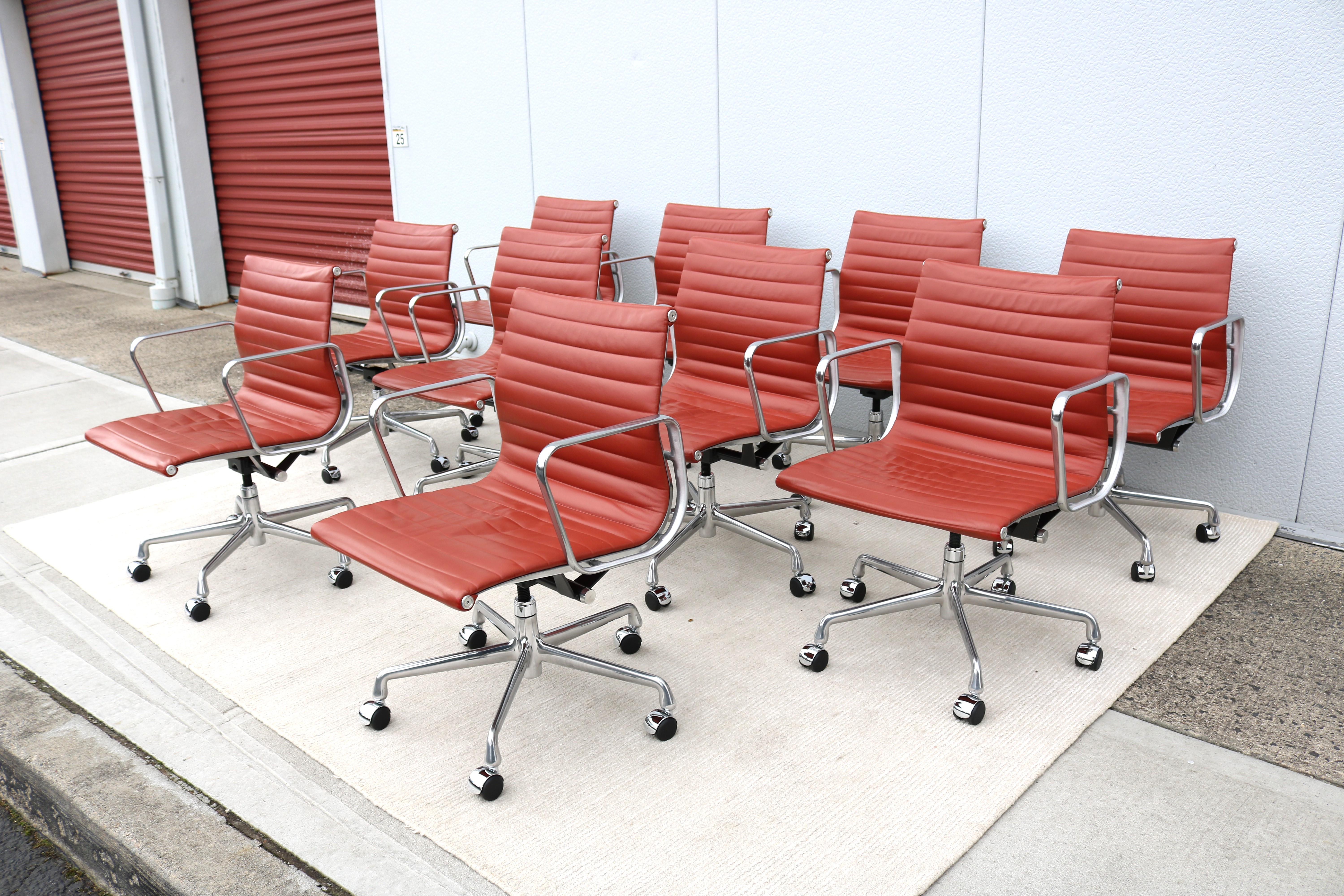 Mid-Century Herman Miller Eames Aluminum Group Brown Leather Management Chair In Good Condition For Sale In Secaucus, NJ