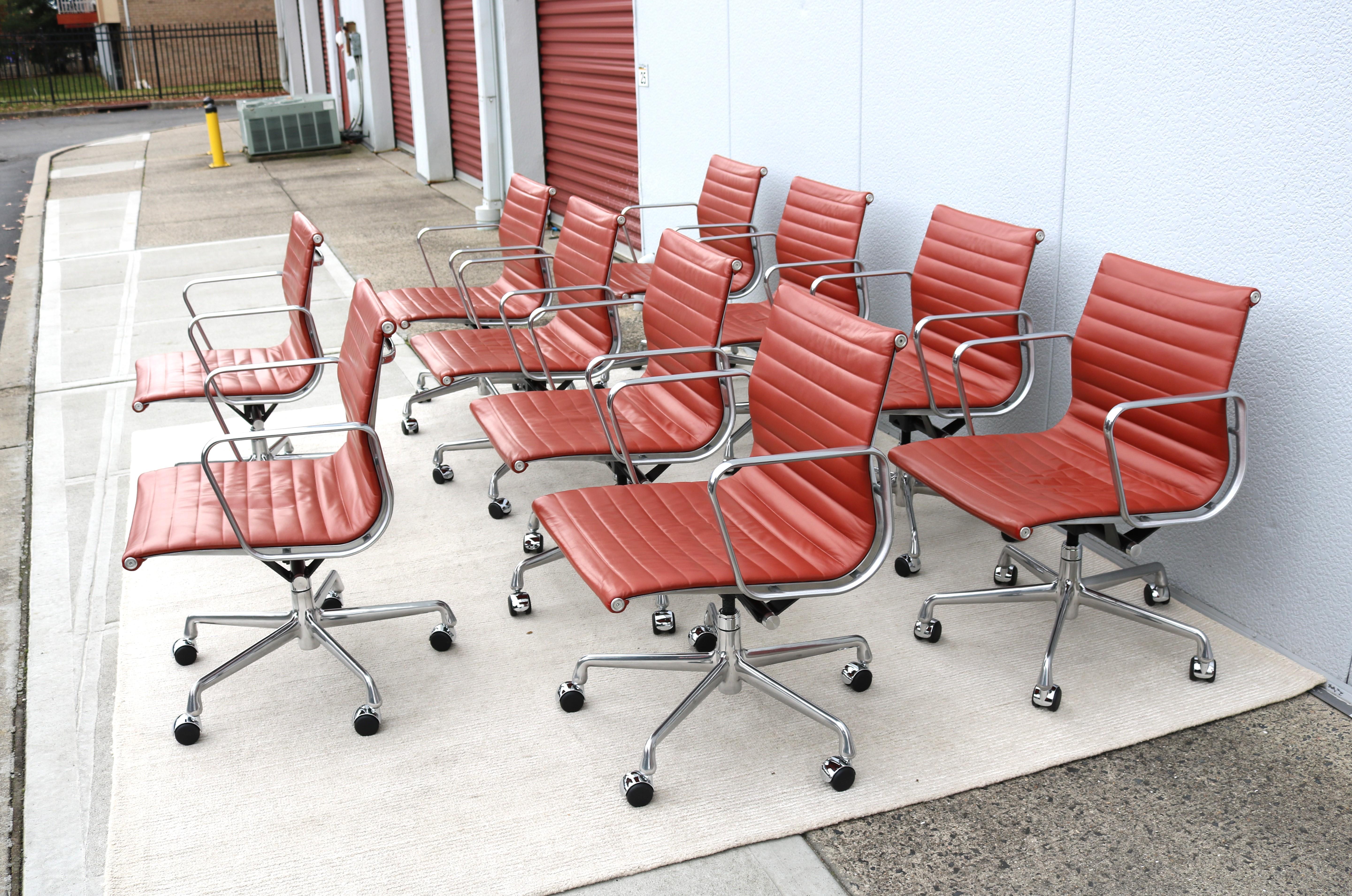 Herman Miller Eames Aluminum Group Brown Leather Management Chair aus der Jahrhundertmitte (21. Jahrhundert und zeitgenössisch) im Angebot