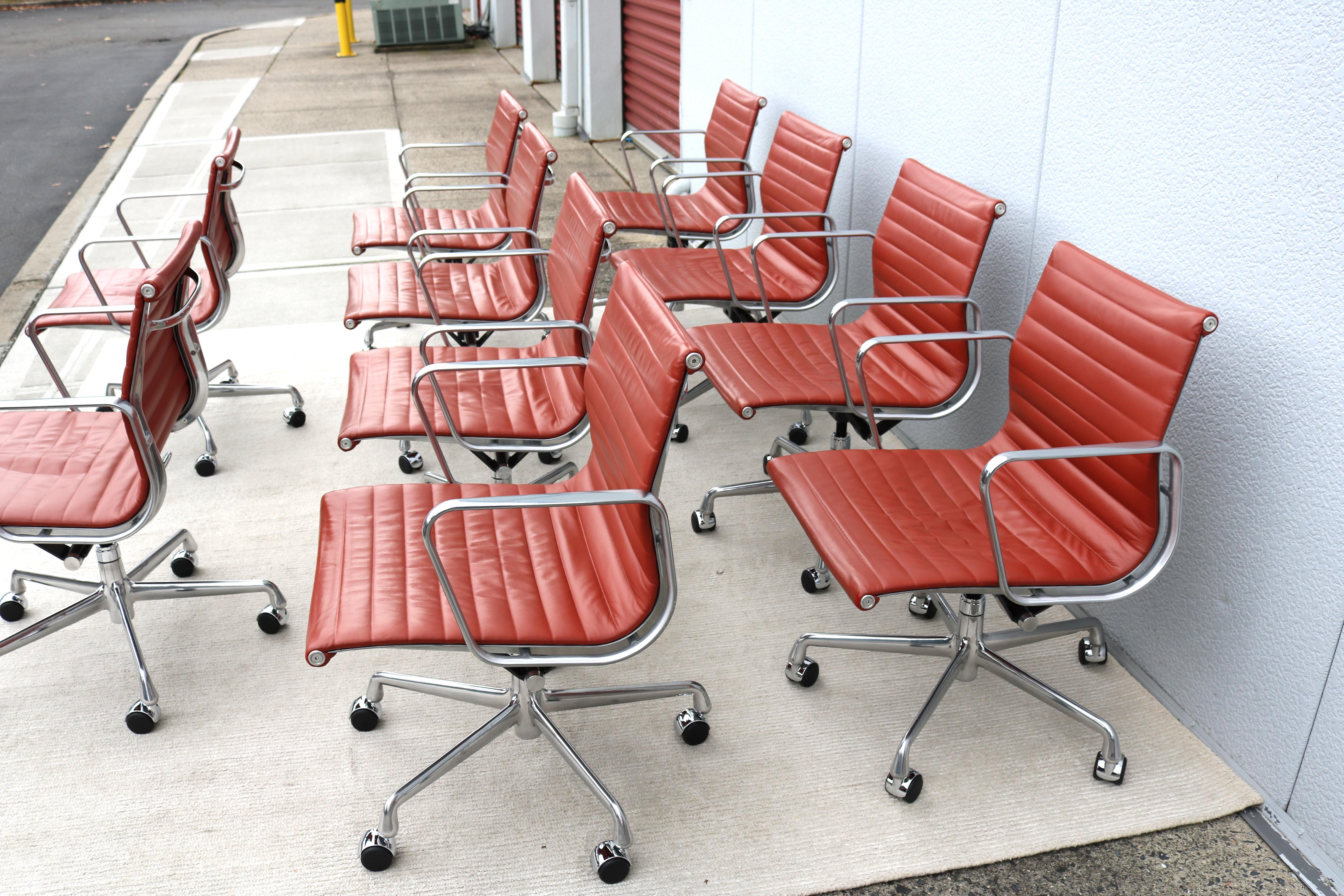 Aluminium Chaise de direction en cuir Brown du groupe d'aluminium Eames d'Herman Miller du milieu du siècle dernier en vente