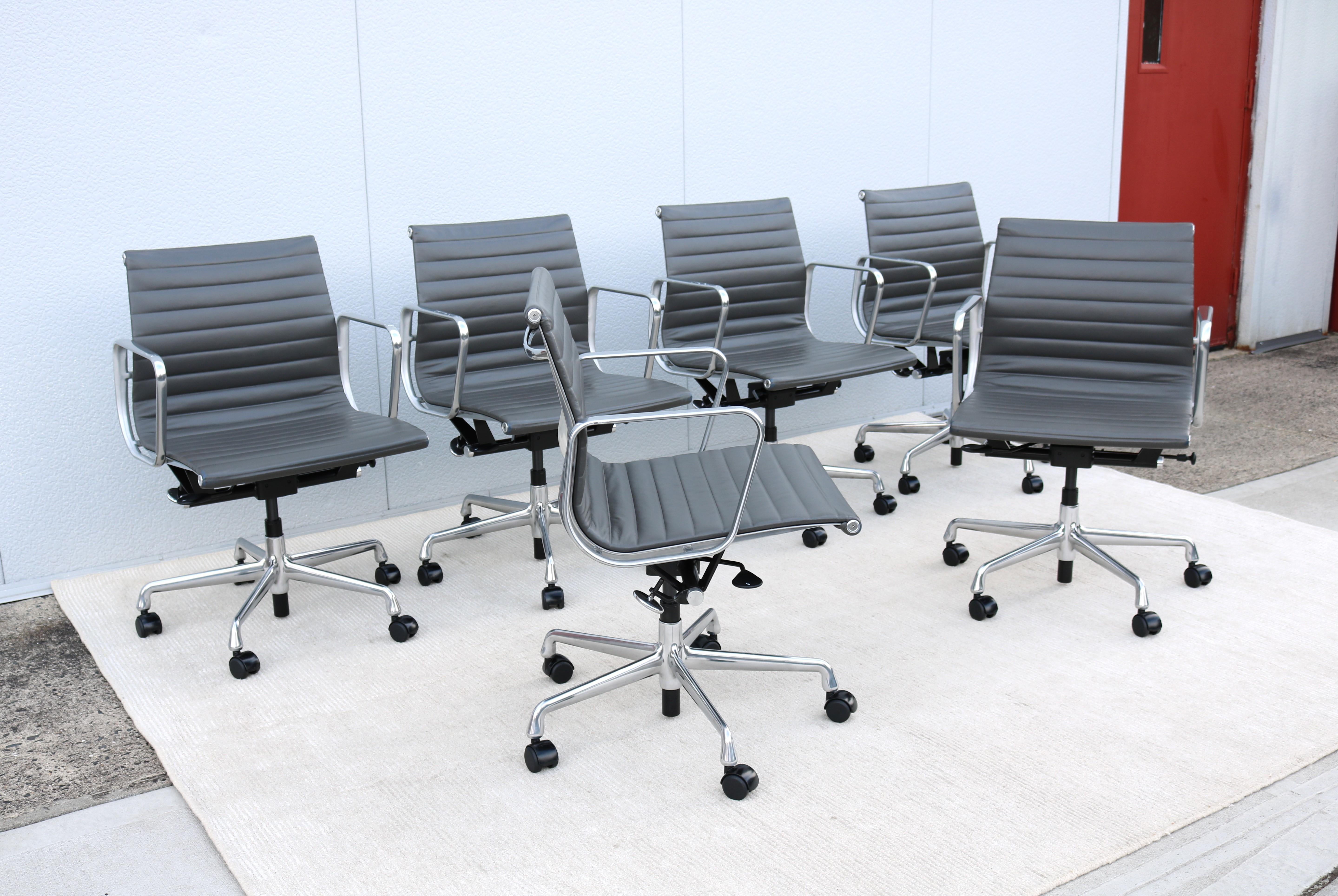 Mid-Century Herman Miller Eames Aluminium Group Management Chair aus grauem Leder im Angebot 3