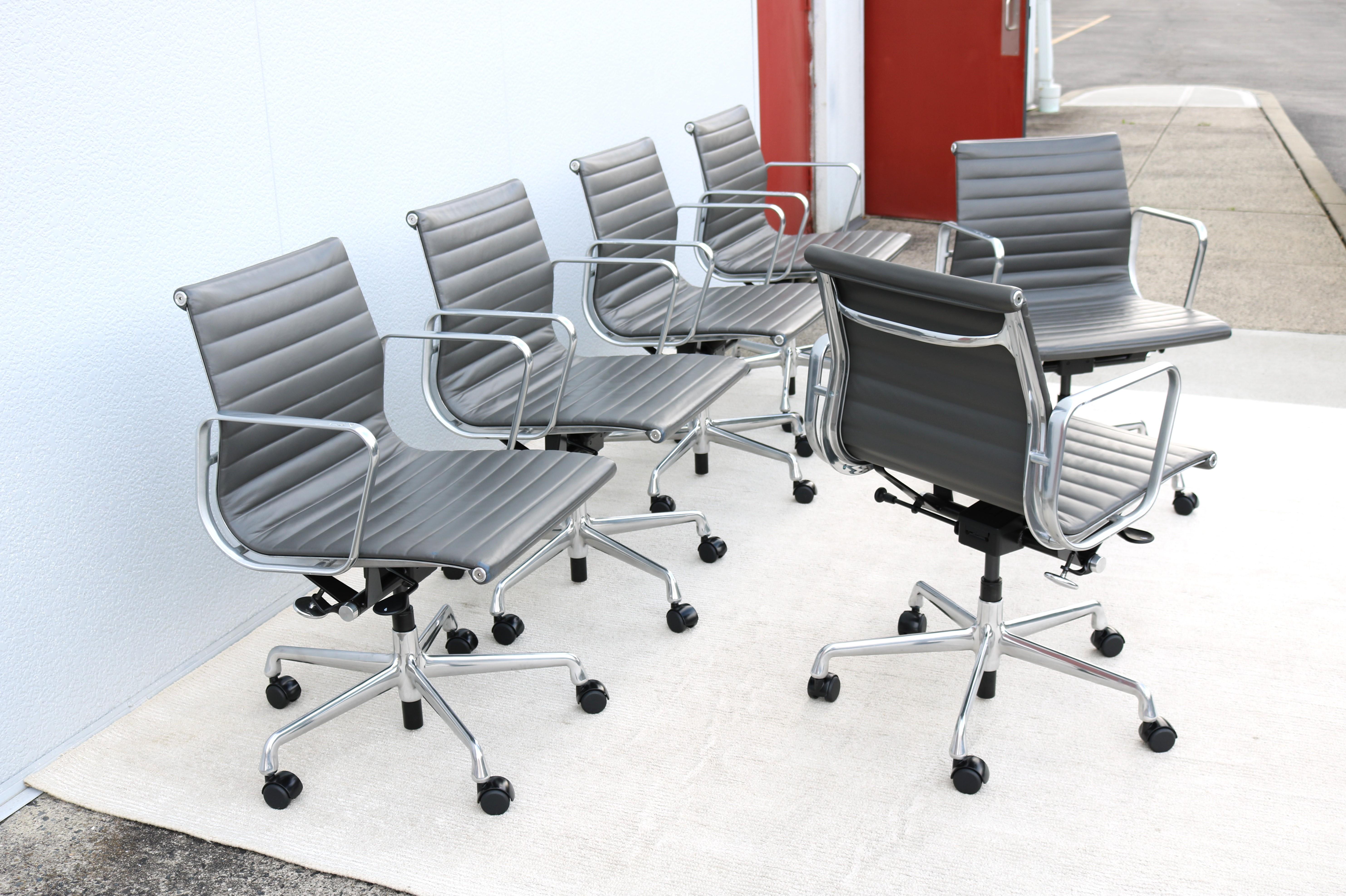 Chaise de gestion en cuir gris du milieu du siècle dernier de Herman Miller Eames Aluminum Group en vente 3
