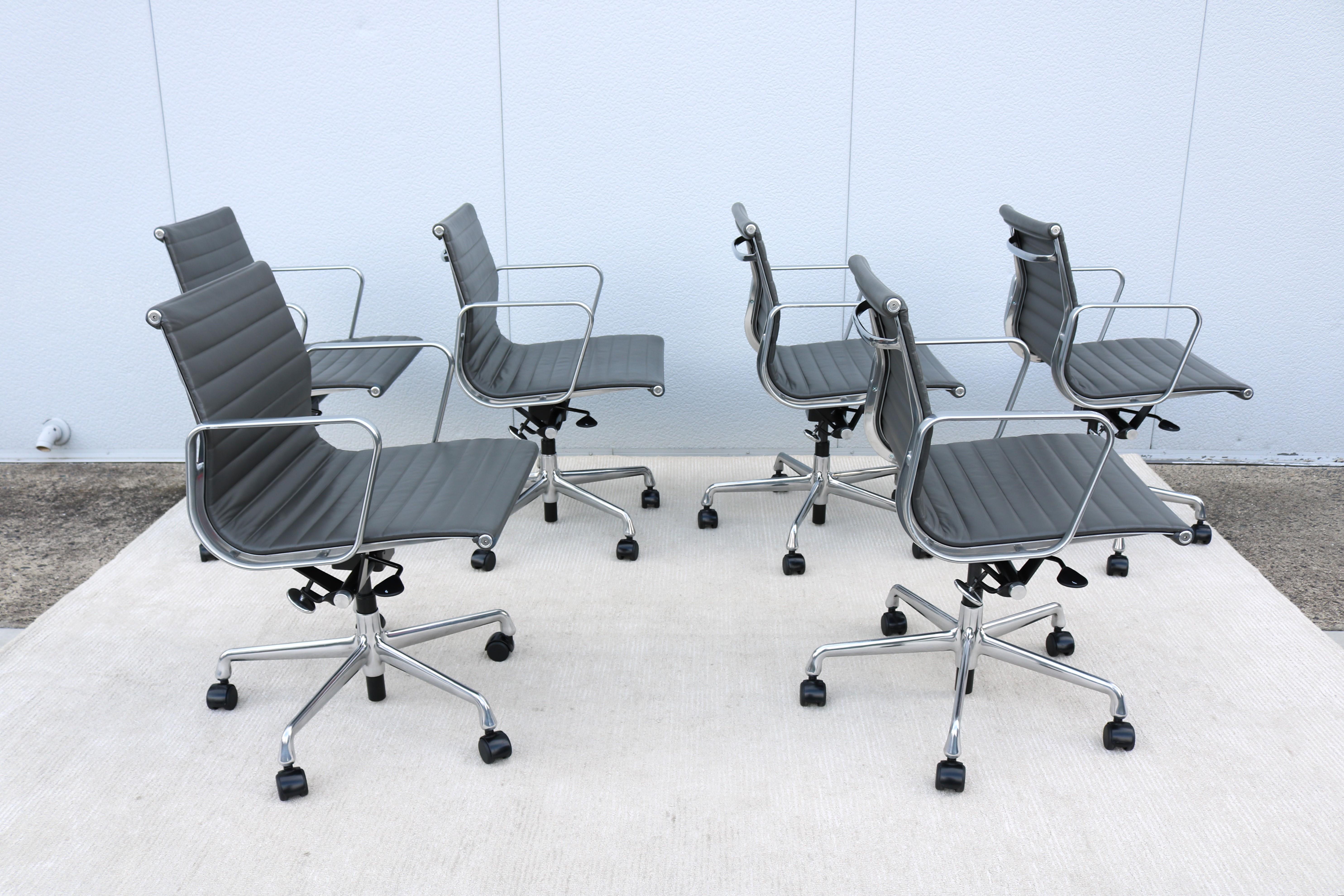 Chaise de gestion en cuir gris du milieu du siècle dernier de Herman Miller Eames Aluminum Group en vente 4